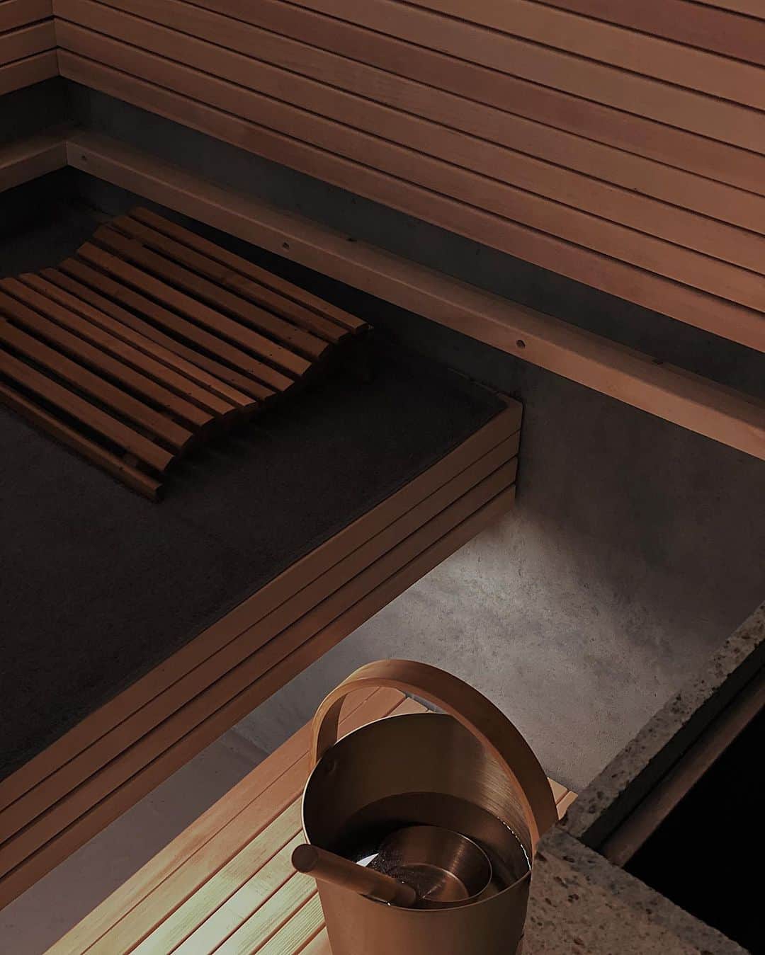 須田朱音のインスタグラム：「solosauna 𝐭𝐮𝐧𝐞﻿ ﻿ 12/4に神楽坂にOPENする﻿ ﻿ 日本初の完全個室のフィンランド式サウナ﻿ ﻿ @solosauna_tune で、﻿ ﻿ 一足お先にととのわせて頂きました🧖🏼‍♀️﻿ ﻿ ﻿ ﻿ 今回は、女子3人でグループルームを利用。﻿ ﻿ お部屋のデザインも﻿ ﻿ 壁や天井をダークグレーで統一してあって﻿ ﻿ 間接照明のみのライティングで、﻿ ﻿ とっても落ち着く空間。﻿ ﻿ ﻿ サウナ室も和モダンテイストで、﻿ ﻿ 視界からととのっちゃいますよ〜🍵﻿ ﻿ ﻿ ソロで入る時はもちろん、﻿ ﻿ サフレ(サウナ友達)と入るグループルームは﻿ ﻿ いつもみたいに周りの方を気にしないで﻿ ﻿ ガンガンロウリュ出来るので汗だらだら💧﻿ ﻿ ﻿ 水風呂は近未来なライティングの﻿ ﻿ 頭上から出るシャワー🚿﻿ ﻿ チラー(冷却器)によって、﻿ ﻿ 15℃前後に維持された大量の冷水を浴びられます。﻿ ﻿ ﻿ ﻿ そして、計算された照明と﻿ ﻿ サーキュレーターのやわらかな風の外気浴で﻿ ﻿ しーっかりととのうことが出来ました🧖🏼‍♀️🧖🏼‍♀️🧖🏼‍♀️﻿ ﻿ ﻿ サフレと話したい事がたくさんある時は﻿ ﻿ 個室サウナ最高だね♡﻿ ﻿ ずーっと話してたからあっとゆーまの70分でした☝🏼﻿ ﻿ ﻿ #ソロサウナtune #solosauna #sauna #saunner #ttne #サフレ」