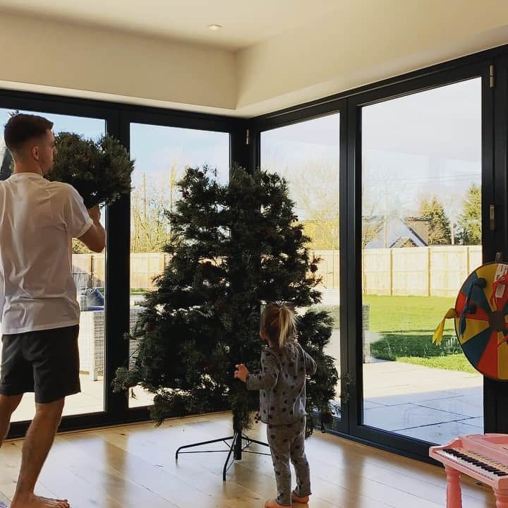マックス・ウィットロックのインスタグラム：「Happy 1st December 🎄」