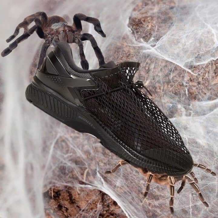 エルエヌシーシーのインスタグラム：「The LN-CC Gift Oddity celebrates unusual traditions from around the globe. Ukrainian families decorate their trees with glittering spiders and webs in honour of an old Ukranian folklore. Discover the perfect gifts under £300 within our own world of (fake) spiders and webs.」