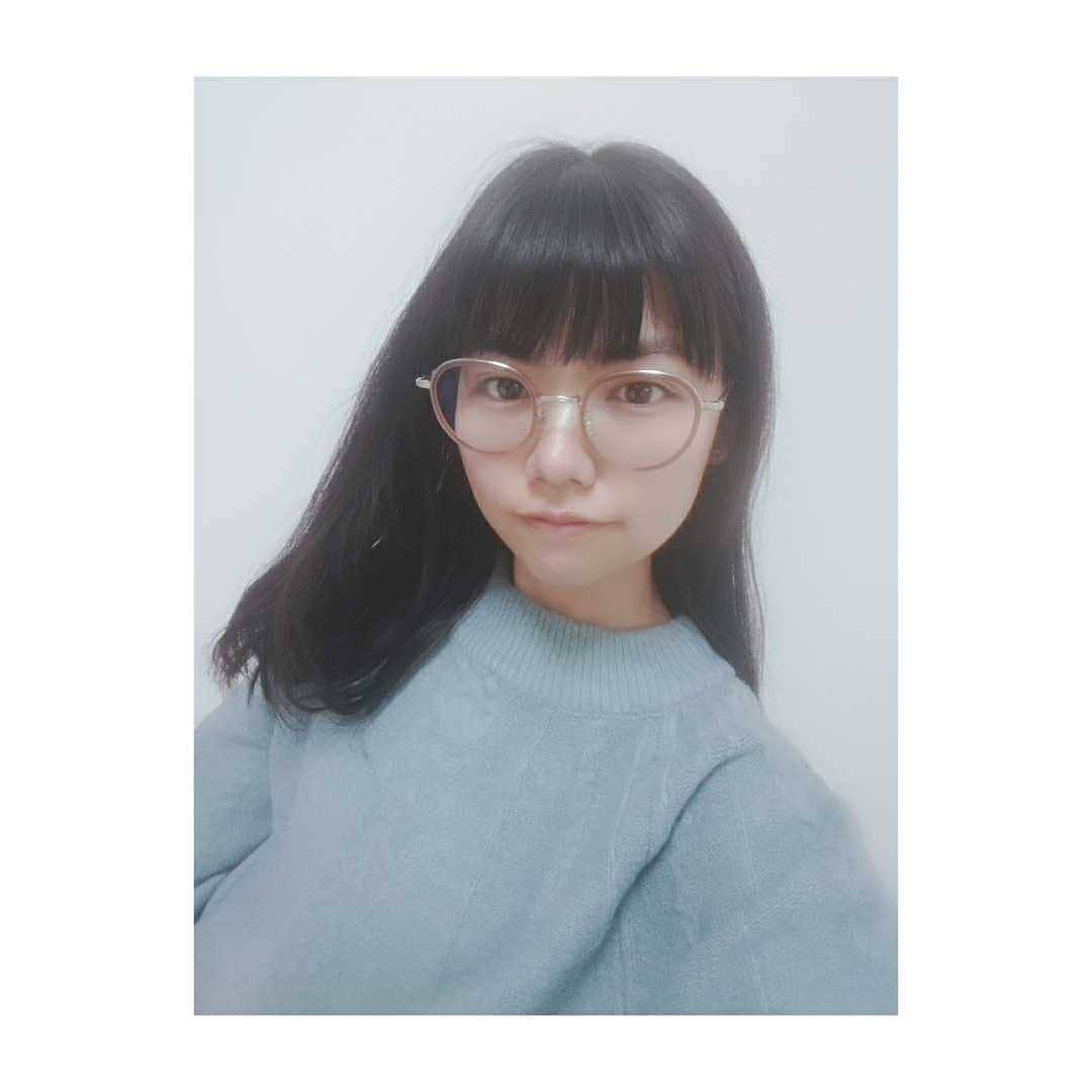 桜羽萌子さんのインスタグラム写真 - (桜羽萌子Instagram)「👓👓👓 お気に入りの水色のセーターもメガネをプラスするとまた違った雰囲気に。 調光レンズにしたおかげでメガネの使用頻度も増えて大活躍してます！チャレンジして良かったー！ . . . . . . . . . . . . . . . . . . . . #idem_report #idem_idea #154cmコーデ #zoffromanticlady  #zoff_eyewear  #idem  #ファッション好きな人と繋がりたい  #メガネ女子  #水色コーデ  #セーター  #黒髪女子  #調光レンズ  #gn #イデム #followｍe」12月1日 23時42分 - tktkpengin