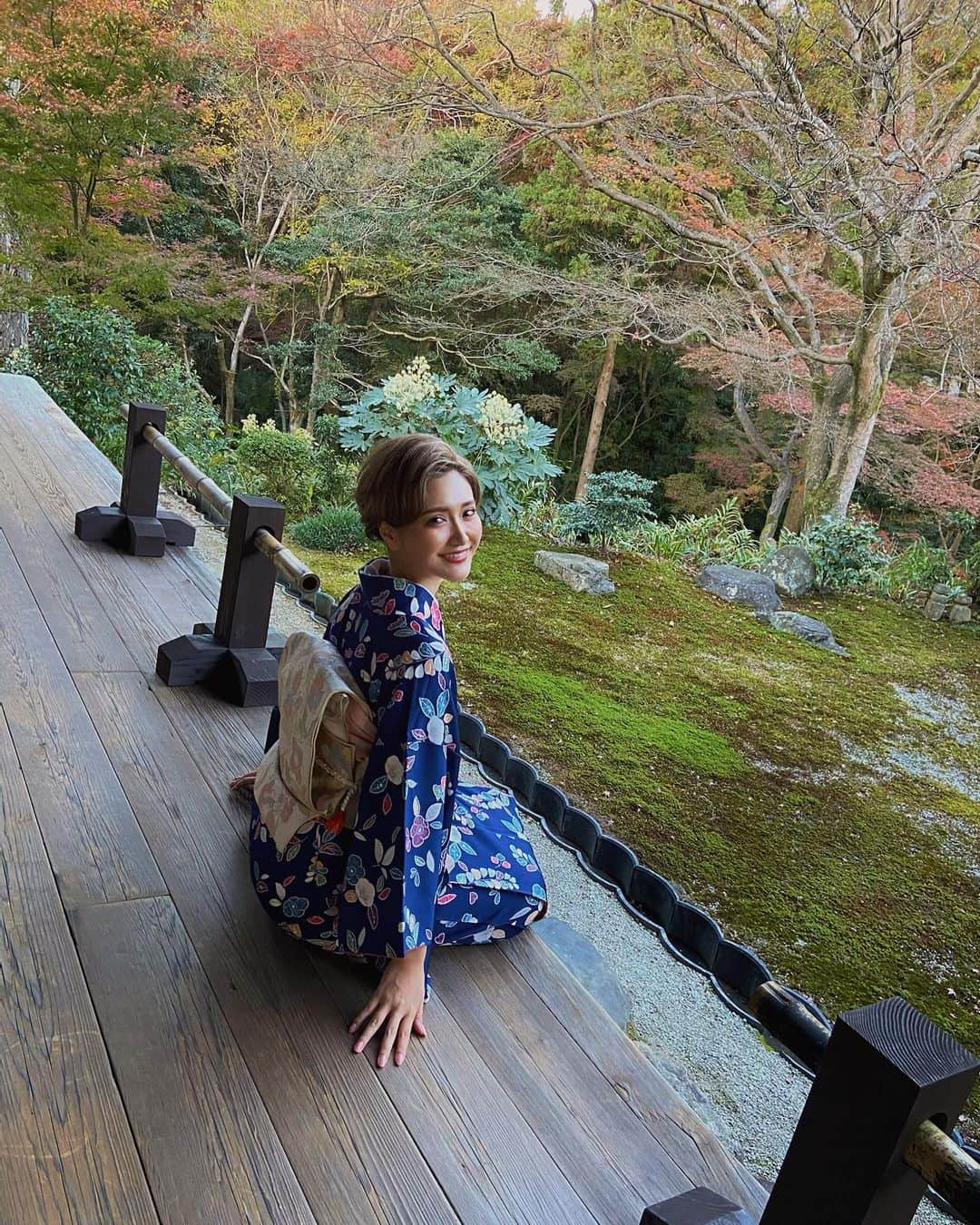 カナさんのインスタグラム写真 - (カナInstagram)「お隣どうぞ🍁 ． 着付けとヘアは あきちゃん @yamadaakiko 🤍 ． 京都観光、着物を着て @komyoin と @tofukuji_zen_temple を回りました🎶 ． #cyberjapan」12月1日 23時42分 - _kana627_