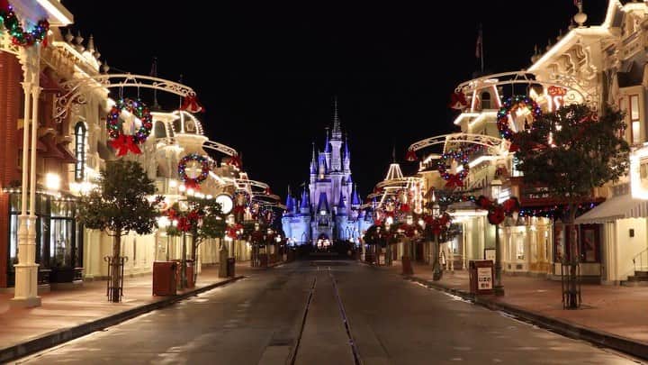 Walt Disney Worldのインスタグラム：「Check out what it takes to deck the halls and hang the stocking (with care) at #WaltDisneyWorld Resort. 🎄 #DisneyHolidayMoments #DisneyMagicMoments✨」