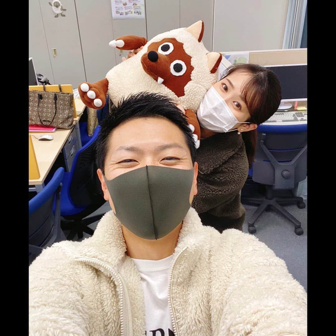 上坂嵩さんのインスタグラム写真 - (上坂嵩Instagram)「モコモココンビ🐏🐏 . 今日の私服。 最近購入したボアブルゾンで出社すると… まさかの島ちゃんとボアかぶり！！ . オフホワイトとブラウンで、 二人合わせると完全にウルフィカラーでした😂笑 . . ちなみに！ 22年度メ〜テレアナウンサーの採用試験 エントリーの締め切りが迫ってきました！ . 一緒にモコモコする仲間、募集中！ （というのは冗談として。笑） . ときに楽しく、ときに厳しく！ メ〜テレアナウンサーとして、 ともに切磋琢磨していく仲間を待っています！ . .  🍀🍀🍀🍀🍀🍀🍀🍀🍀🍀🍀🍀🍀🍀🍀 . 2022年4月入社／新卒採用 「総合職アナウンスコース」のエントリー 締め切りは、12月7日（月）の18時です。 . また、12月2日（水）の午前11時から 「アナウンサー採用説明会」をオンラインで開催。 こちらの詳細についても、 メ～テレ採用ＨＰをチェックしてください。 . 🍀🍀🍀🍀🍀🍀🍀🍀🍀🍀🍀🍀🍀🍀🍀 . . #メーテレ #ウルフィ #採用試験 #アップ #島津咲苗 #上坂嵩」12月1日 23時55分 - takashi_uesaka_nbn