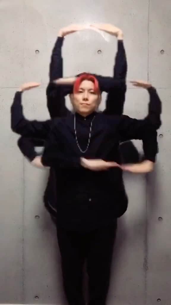 のインスタグラム：「I think all tutters have thought about if I had extra arms... I don’t want to get this creepy body tho😂」