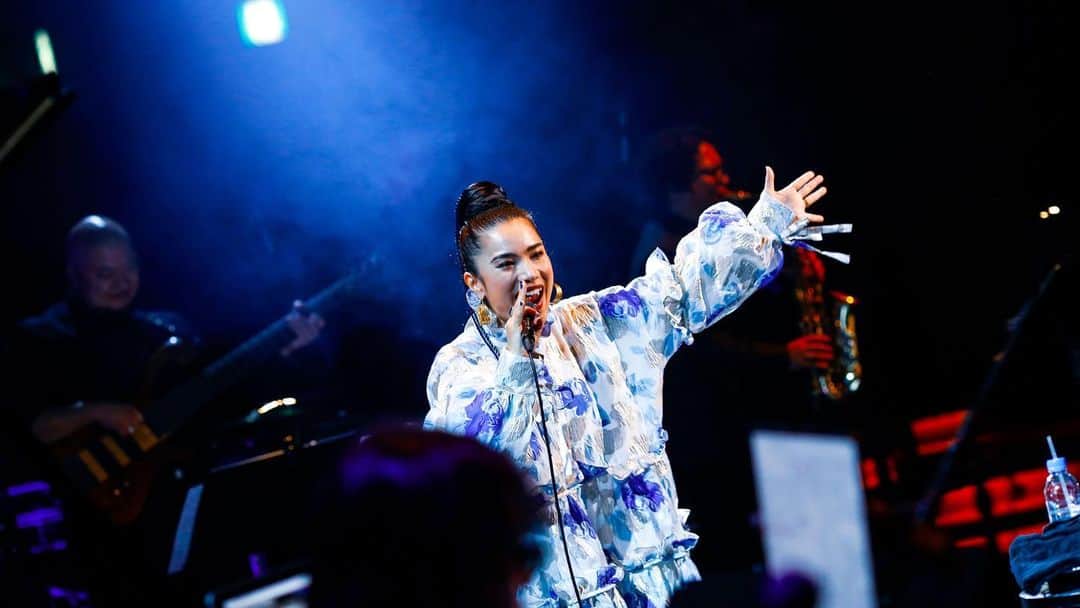 TiAさんのインスタグラム写真 - (TiAInstagram)「＜TiA Heart Singing Live “Rejoice"  -feat.Soul Bird Choir〉✨@Billboard Live Osaka  @billboardlive_osaka  お越しくださった皆様ありがとうございました！  記念すべき関西地方で初めてのワンマンコンサート。 私にとって、いろんな意味で特別な想いがありました。  2020年11月30日ということで、厳しい状況ではありましたが、万全な状態で準備してくださり開催させて頂けたこと、生で音楽を届けられたこと、幸せで嬉しかった。全身全霊でお届けした歌声、心に届いていたら嬉しいです。  TiA / Vocals 安部 潤 / Piano,Keyboards @jun_abe_jun_abe  西村 貴行 / Saxophone @takayuki__nishimura  牧野 竜之介 / Bass @ryubass0212  高田 真 / Drums @shinny.t   ✨バンドメンバー、最高です。大好きです。 こんなにも素晴らしいサポートメンバーの音楽に包まれて歌えたこと感謝します。  Soul Bird Choir 北出 治男  北郡 梨香  中下 真奈美  桐生 礼子  田中 聡   feat.Soul Bird Choir✨ @soulbird_musicschool  Zoomでの打ち合わせを重ねさせて頂き、やっと会えて歌声を重ねることができたこと感激しました。 講師陣の皆様、心からありがとうございました！ Oh Holy Nightのアレンジとっても痺れました！  Billboard Live  Osaka ありがとうございました！ Love U!!  またお会いできるのを楽しみにしております。😊  #billboard #billboardliveosaka #クリスマス #christmas #live #music #followme #followforfollowback #love #peace」12月1日 23時51分 - tia_singer
