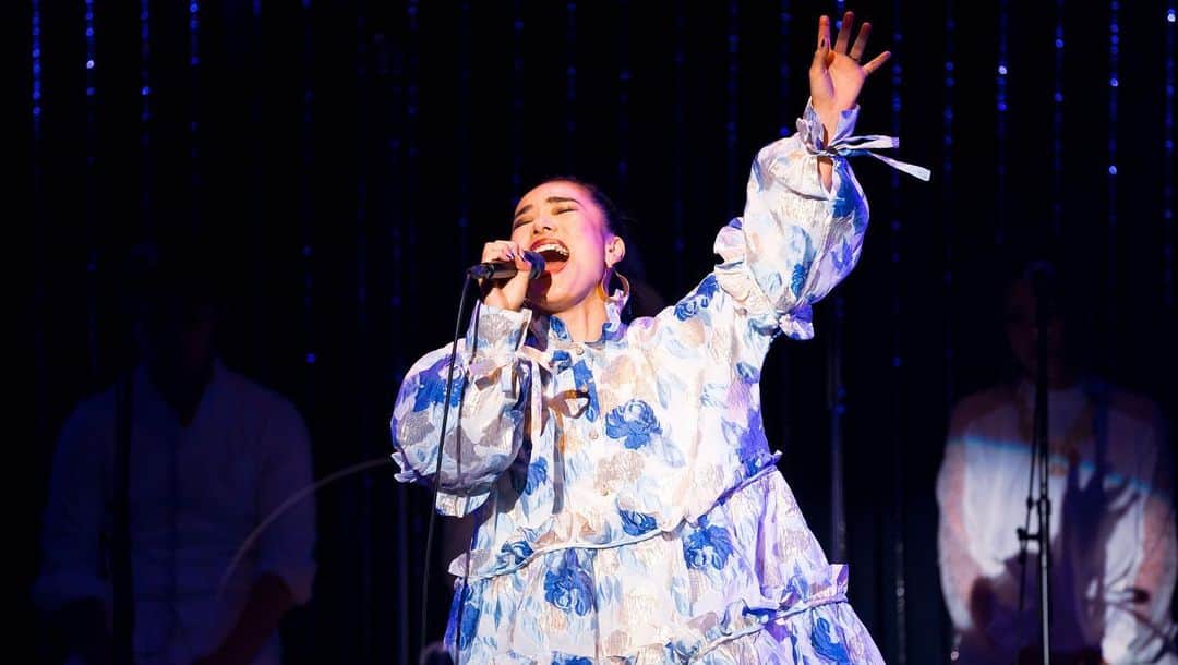 TiAさんのインスタグラム写真 - (TiAInstagram)「＜TiA Heart Singing Live “Rejoice"  -feat.Soul Bird Choir〉✨@Billboard Live Osaka  @billboardlive_osaka  お越しくださった皆様ありがとうございました！  記念すべき関西地方で初めてのワンマンコンサート。 私にとって、いろんな意味で特別な想いがありました。  2020年11月30日ということで、厳しい状況ではありましたが、万全な状態で準備してくださり開催させて頂けたこと、生で音楽を届けられたこと、幸せで嬉しかった。全身全霊でお届けした歌声、心に届いていたら嬉しいです。  TiA / Vocals 安部 潤 / Piano,Keyboards @jun_abe_jun_abe  西村 貴行 / Saxophone @takayuki__nishimura  牧野 竜之介 / Bass @ryubass0212  高田 真 / Drums @shinny.t   ✨バンドメンバー、最高です。大好きです。 こんなにも素晴らしいサポートメンバーの音楽に包まれて歌えたこと感謝します。  Soul Bird Choir 北出 治男  北郡 梨香  中下 真奈美  桐生 礼子  田中 聡   feat.Soul Bird Choir✨ @soulbird_musicschool  Zoomでの打ち合わせを重ねさせて頂き、やっと会えて歌声を重ねることができたこと感激しました。 講師陣の皆様、心からありがとうございました！ Oh Holy Nightのアレンジとっても痺れました！  Billboard Live  Osaka ありがとうございました！ Love U!!  またお会いできるのを楽しみにしております。😊  #billboard #billboardliveosaka #クリスマス #christmas #live #music #followme #followforfollowback #love #peace」12月1日 23時51分 - tia_singer