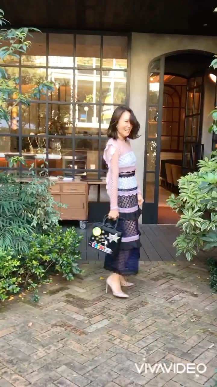 増山敬子のインスタグラム：「今日から12月ですね。 今年も後1ヶ月。 11月後半から、苦手な事に取り組み、 毎週毎週、友達家族のお家でお勉強会を今してます。しっかり自分の知識がついたら、ぜったいぜったいぜったいに、みんなに共有したいの。 無知や、知らないってこういう時人生で困るんだなって。だから、このきっかけをちゃんと、自分と似たような人にも共有したい！だからもくもくっと、吸収中です。とくに、日々忙しくしてる　#シングルマザー　の方に共有したい❤️ 写真はね、10月の暖かい時にみんなでランチに行った時♡ たまにはタイトを着てお腹をへっこまさないとね😜 って何万年言ってるんだい？ちみは？笑 #表参道ランチ#アラフォーママ#低身長コーデ #テラスランチ#ワンピース」