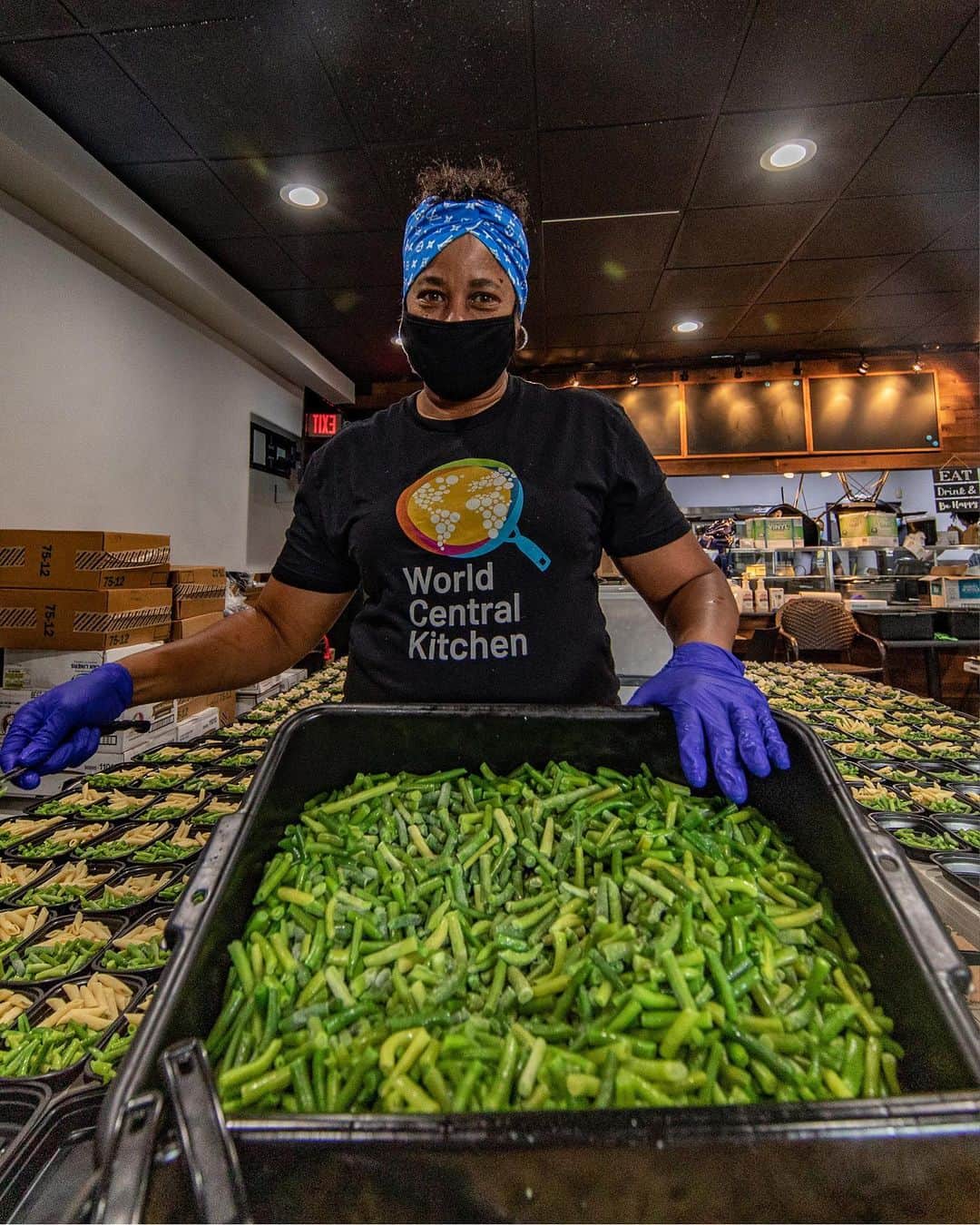 Stanceのインスタグラム：「The Art of Giving Back 🤲  1 in 4 families have experienced food insecurity in 2020. Startled by that fact, we teamed up with World Central Kitchen @WCKitchen for #GivingTuesday. WCK has been working across America to bring millions of meals safely to those in need. Today we will be donating 10% of your purchase price on Stance.com and at Stance stores to help support this incredible cause!  See our Stories to learn more. #ChefsFortheWorld  📸 World Central Kitchen/ wck.org」