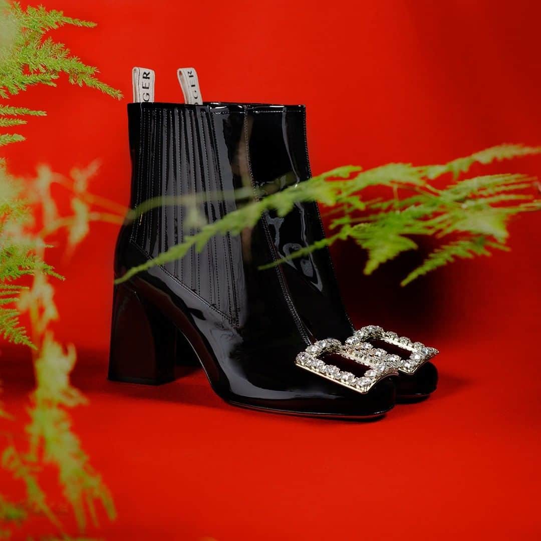 ロジェ・ヴィヴィエさんのインスタグラム写真 - (ロジェ・ヴィヴィエInstagram)「@GherardoFelloni gives his own twist to the classic Chelsea boot style with the Très Vivier Chelsea Strass booties that come with a chunky, high heel.   #RogerVivier #RVFW20 #GherardoFelloni   Discover the collection through link in bio or visit your nearest Roger Vivier boutique.   Photography: @Ilariadatri_」12月2日 0時00分 - rogervivier