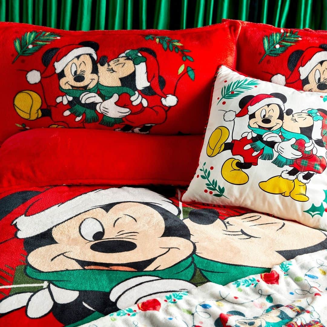 プリマークさんのインスタグラム写真 - (プリマークInstagram)「We just had to start December with this festive Disney bed @primark.home 😍 Bedding from £14/€18, Cushion £8/€9, Throw £6/€8 (Available in: 🇬🇧🇮🇪🇪🇸🇵🇹🇮🇹🇫🇷🇩🇪🇳🇱🇧🇪🇦🇹🇸🇮) #Primark #PrimarkXDisney #Bedroom」12月2日 0時00分 - primark