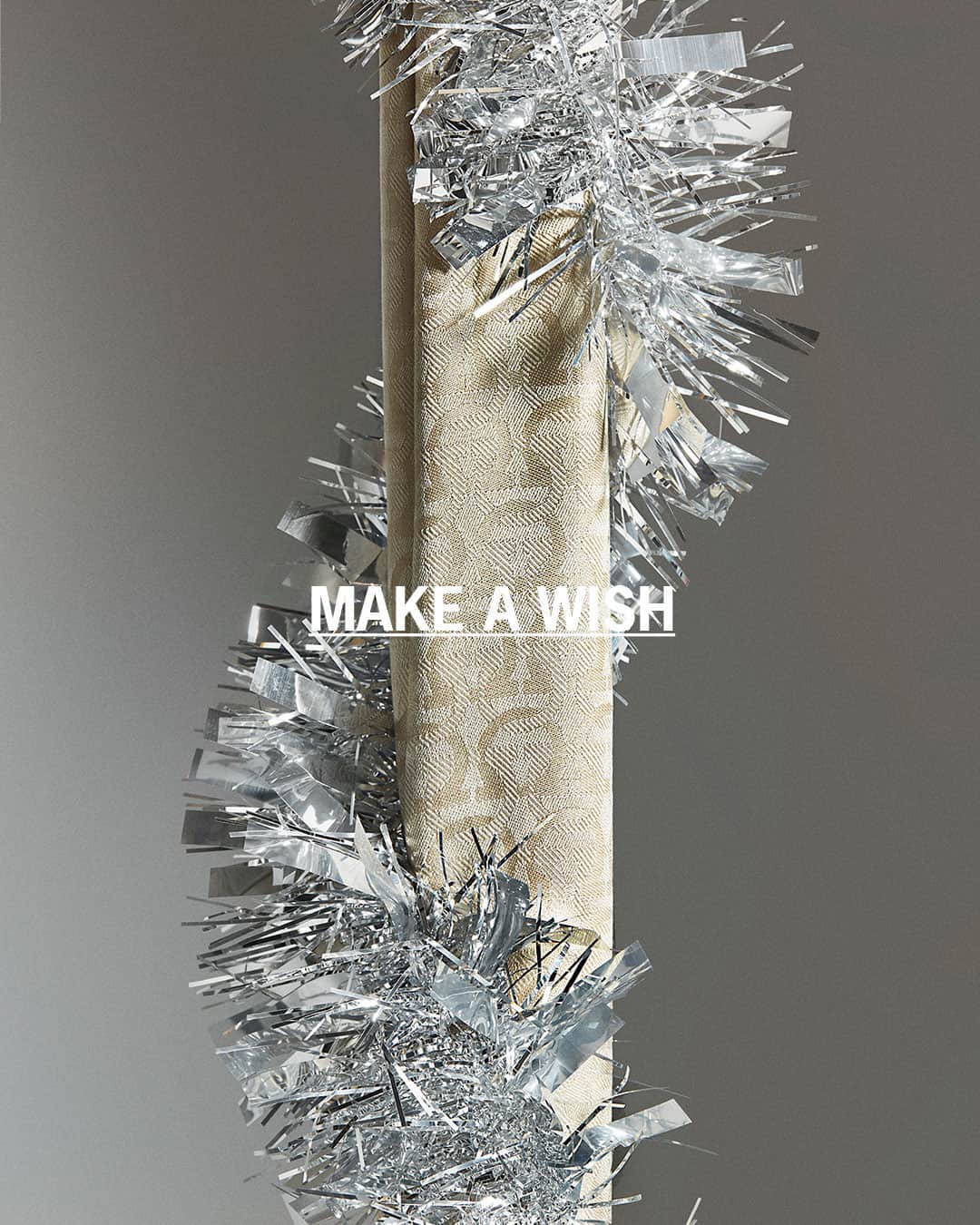 サルヴァトーレ・フェラガモのインスタグラム：「Make a wish and reach for the stars. Festooned in true festive spirit, comes a joyous new #FerragamoHoliday collection of innovatively designed accessories and gancini ornamental sunglasses for a truly spectacular vision of the most wonderful time of the year. #UnwrappingJoy」