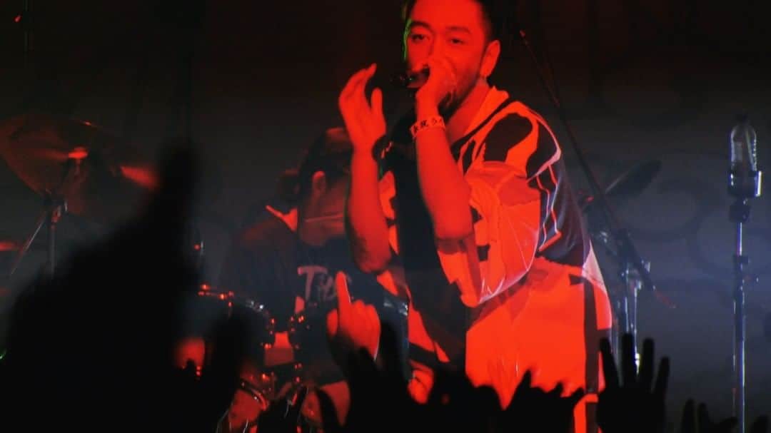 ORANGE RANGEのインスタグラム：「2017年に4thアルバム『ORANGE RANGE』の再現をコンセプトに、Zepp Tokyoで開催した"RWD← SCREAM 017"より、「UN ROCK STAR」の #レンジのライブ 映像公開🎬  縦ノリなフロアとオーディエンスの大歓声が共鳴して、熱狂を生み出したハードなロック・アンセム★ https://youtu.be/TSLcXObi32k  🍊#ORANGERANGE Haisai🍊 #dTV ほか主要配信サイトおよび各サブスクリプションサービスでも配信開始🎧 https://jvcmusic.lnk.to/ORANGERANGE @orangerange_official」