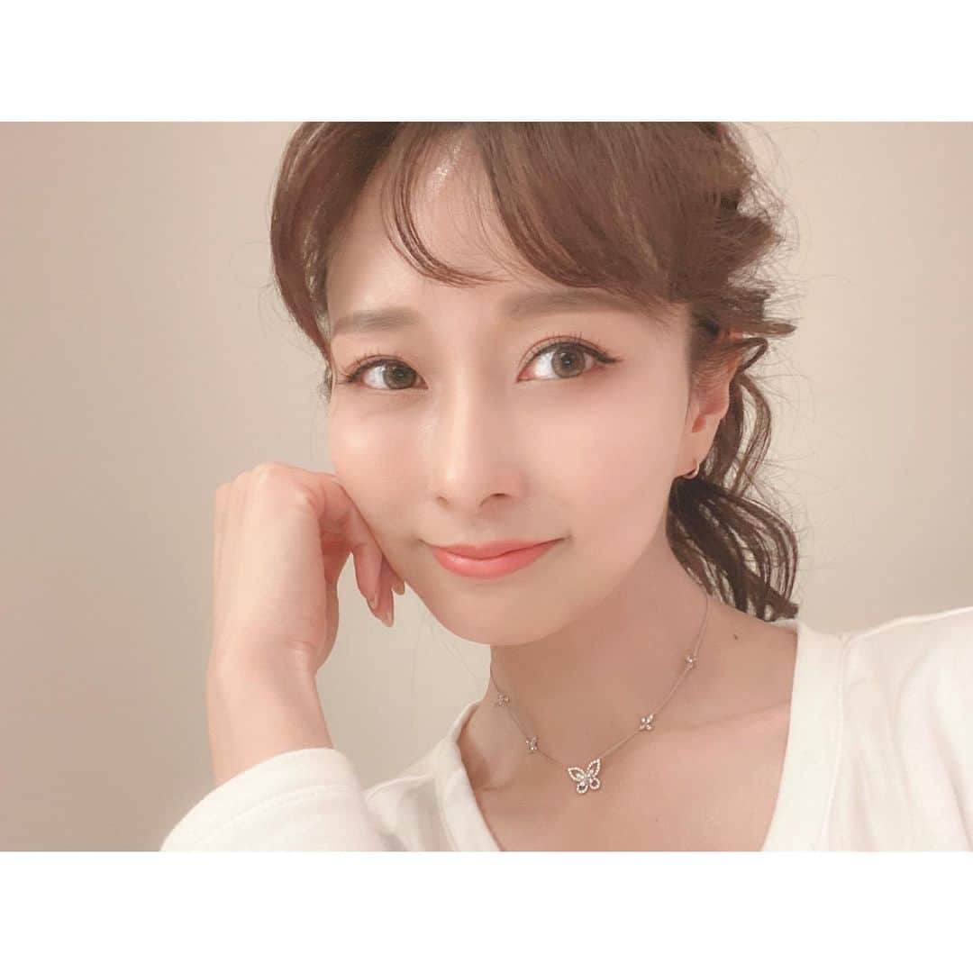 石井美保さんのインスタグラム写真 - (石井美保Instagram)「今年私のラッキーアイテムになってくれた @graff バタフライコレクションのネックレス。 ドレスアップした時じゃなくて、あえてオフモードのリラックス着の時につけるのが気分。 先日の間さん @hazamatakayuki のフワフワ前髪やってみたけど20%ぐらいしか再現できないよー💦#graff #グラフダイアモンド」12月2日 0時02分 - miho_ishii