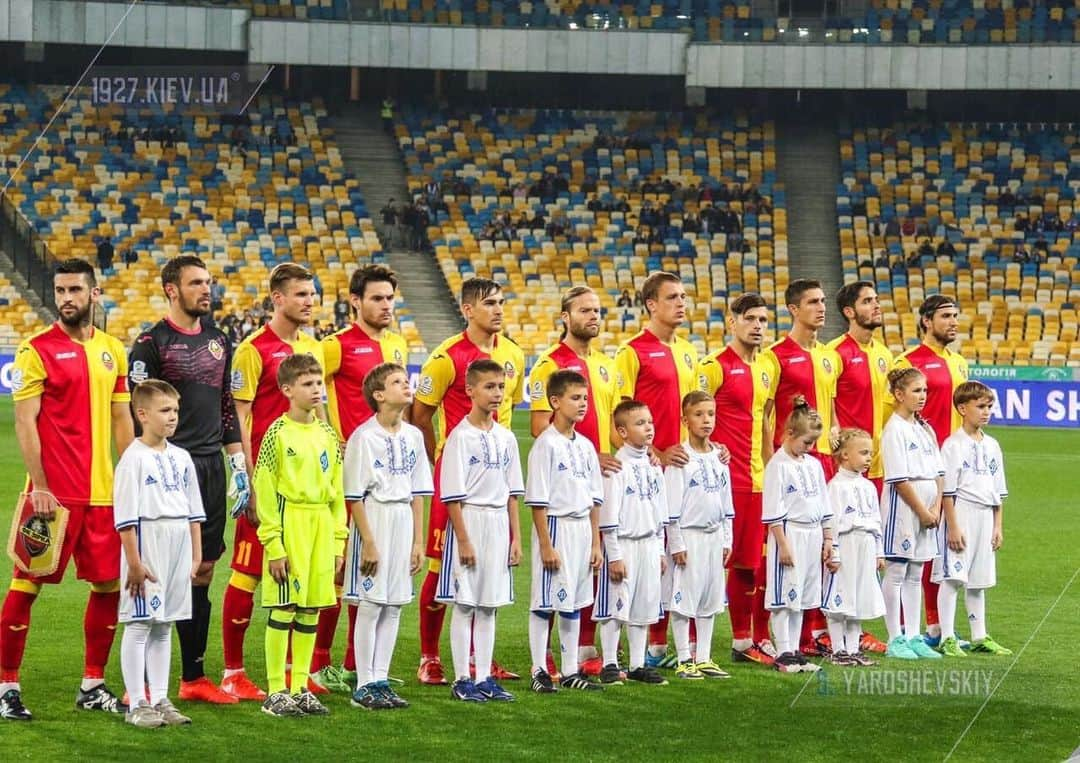 ボルハ・エキサのインスタグラム：「@fc_zirka_kropyvnytskyi vs  @fc_dynamo_kyiv  ————————— #memories #❄️ #⚽️ #olimpicodekiev」