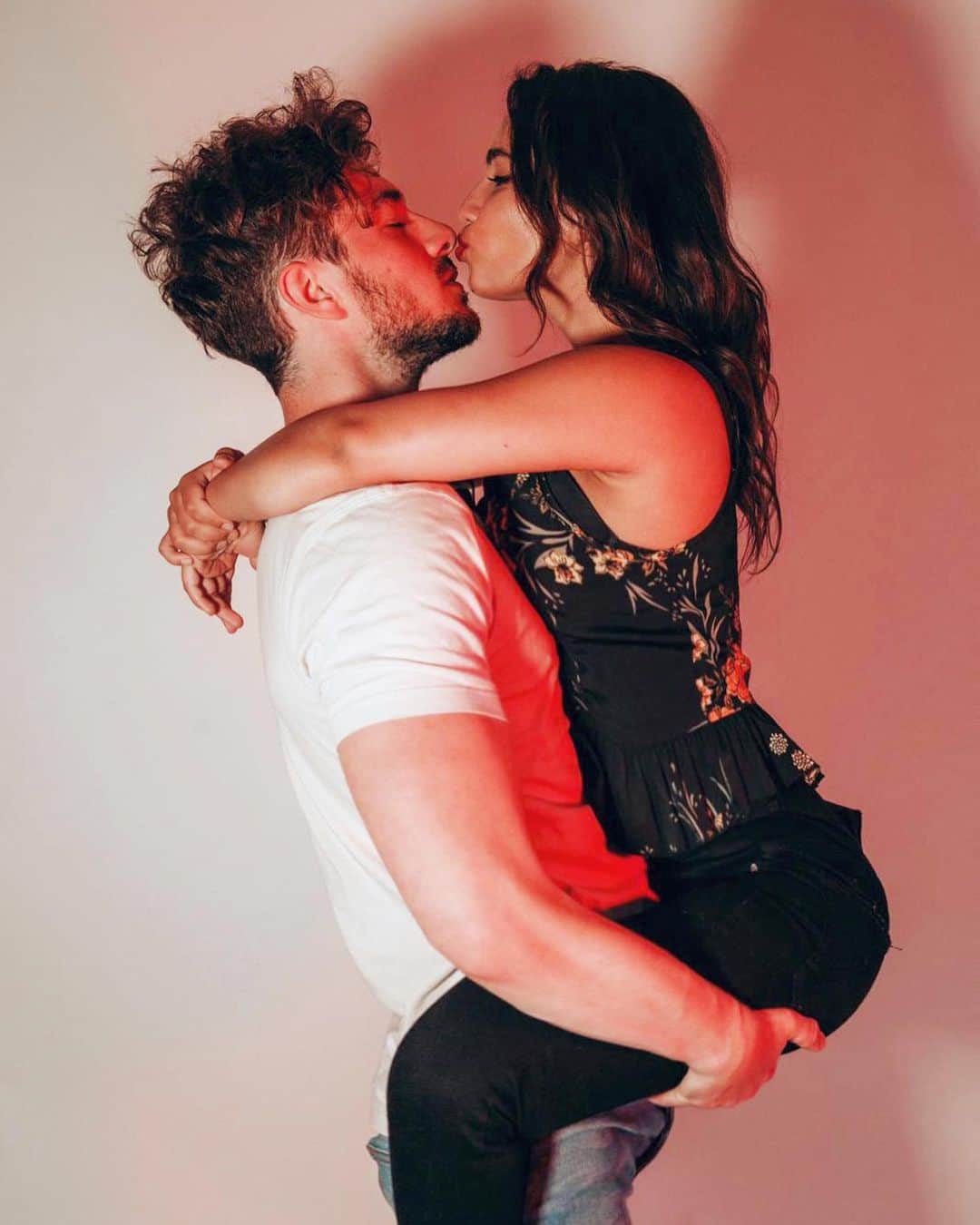 のインスタグラム：「Thank you ❤️  #love #instalove #couple #relationship #kisses #instakiss #photo #photography #photoshoot #jump #hugs #cuddles #lockdown #amor #keeper #bettertogether #ootd」