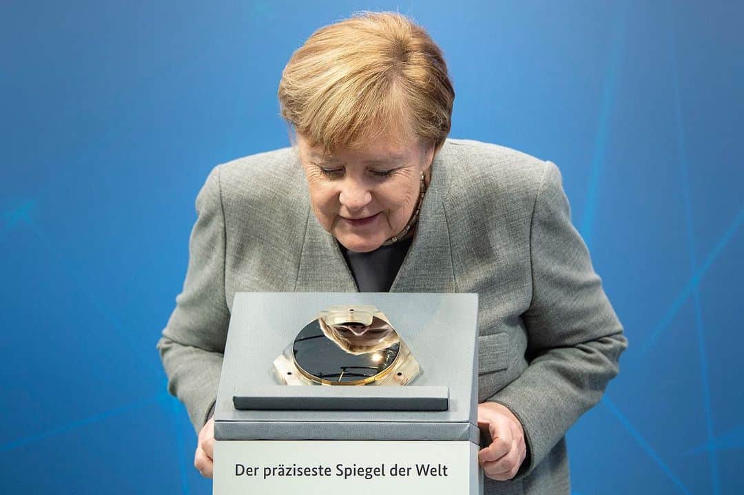アンゲラ・メルケルのインスタグラム：「Spieglein, Spieglein in der Hand. Kanzlerin Merkel begutachtet beim Digitalgipfel 2020 verschiedene Exponate – darunter auch der präziseste Spiegel der Welt. In diesem Jahr findet der Digitalgipfel unter dem Motto „Digital nachhaltiger leben“ statt. - - -  Mirror, mirror in the hand. At the Digital Summit 2020, Chancellor Merkel examines various exhibits - including the world's most precise mirror. This year’s motto of the Digital Summit is Living digitally more sustainably. . . . #Bundeskanzlerin #Merkel #Politik #Digitalgipfel20 #Digitalisierung」