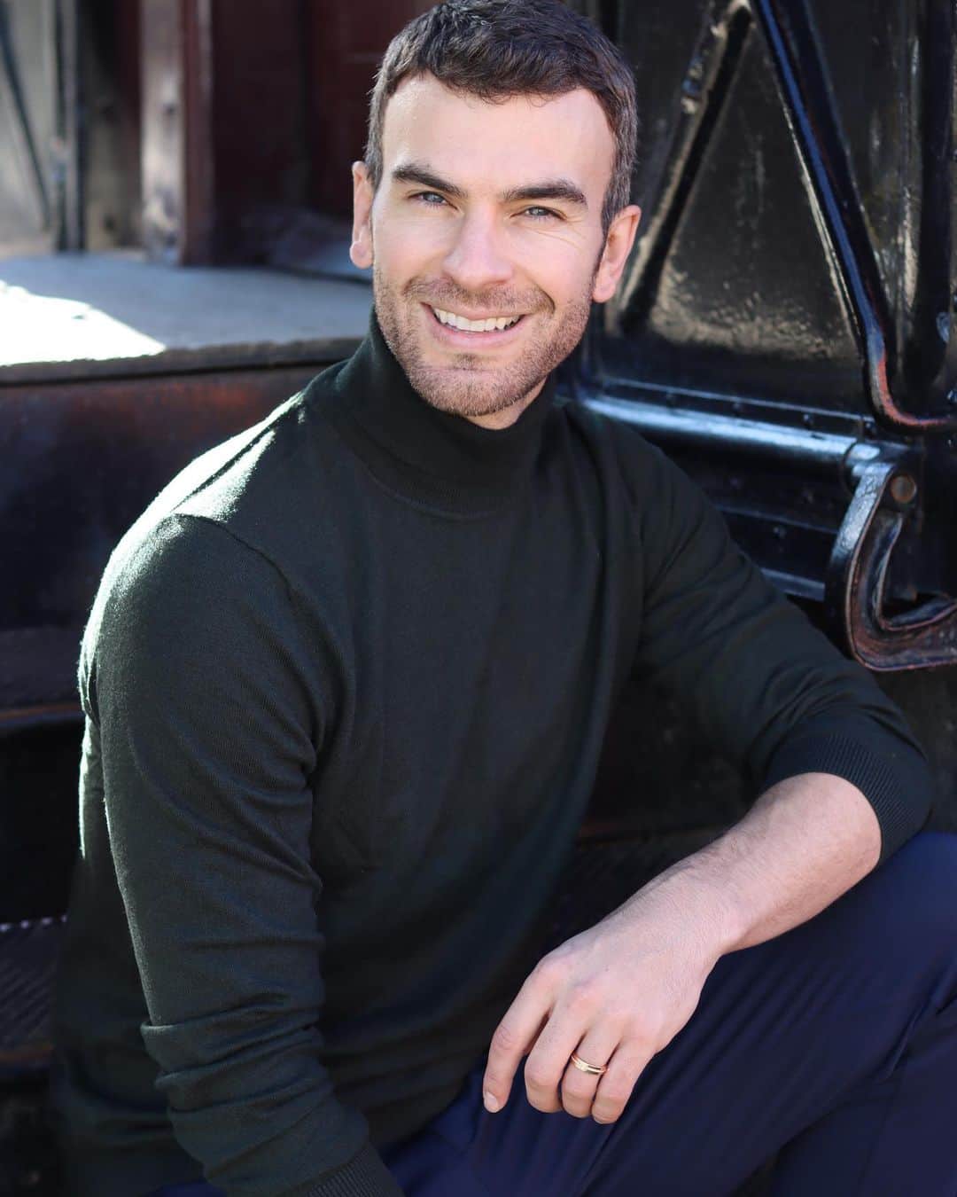 のインスタグラム：「What’s your favourite season? Mine is turtleneck season! Who doesn’t like to stay cozy AND look great? Even when Luis and I are apart we stay cozy and stylish in our sweaters from @rw_co #ad #rwco #rwcozy   📸 @majorphotographe  Styling- @craigmajor & @vallevain」