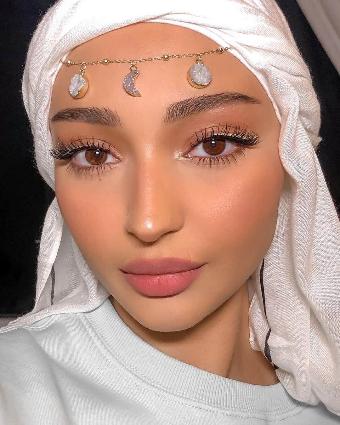 Huda Kattanさんのインスタグラム写真 - (Huda KattanInstagram)「Stunning babe!! HOW GORG is she? @thehellabr  ⠀⠀⠀⠀⠀⠀⠀⠀⠀ @wishfulskin Honey Balm @hudabeautyshop glow coco mist」12月2日 0時14分 - hudabeauty