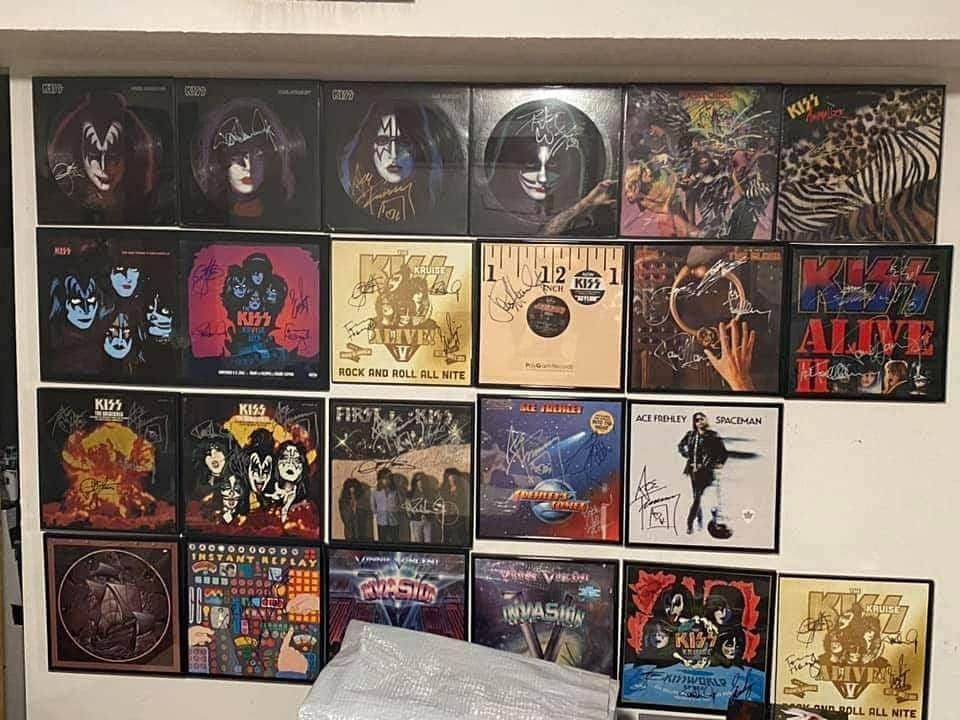 KISSさんのインスタグラム写真 - (KISSInstagram)「#CollectingKISS! Check out some of Ryan Barks #KISS collection. Awesome!   Show us your KISS collection, #KISSARMY! www.KISSOnline.com/letters」12月2日 0時14分 - kissonline