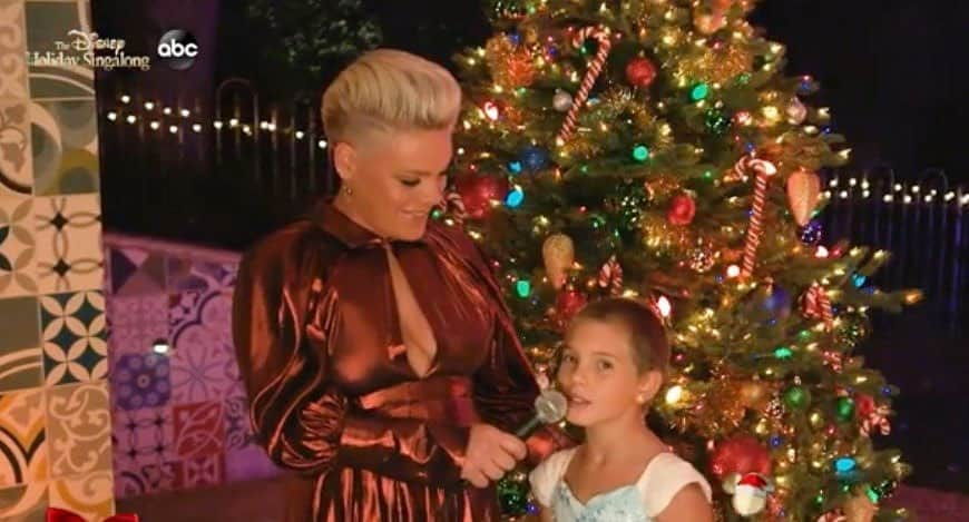 E! Onlineさんのインスタグラム写真 - (E! OnlineInstagram)「We were blown away by Pink's daughter when she joined her mom during the #Disney Holiday Singalong because she is such! a! good! singer! Click the link in our bio to be as amazed as we are by her beautiful voice. 😍(📷: ABC)」12月2日 0時16分 - enews