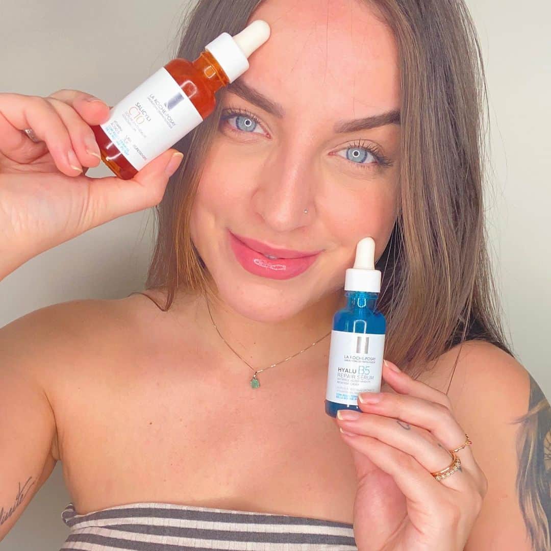 Bruna Unzuetaのインスタグラム：「Como ta o seu skincare? Ta em dia? Ta se cuidando? 🧖🏽‍♀️ Eu não abro mão da minha rotina de cuidados e to amando esses séruns anti idade da @larocheposaybr , o SALICYLI C10  é mara, ele tem Vitamina C pura na fórmula, deixa a pele com mais viço, uniformiza o tom, suaviza os poros e deixa a pele radiante 🍊 e o Hyalu B5, tem duplo acido hialurônico na composição, fazendo com que a pele fique mais preenchida, hidratada e com melhora na elasticidade 💙 Eu intercalo os dois na minha rotina de skincare, usando o Slaicyli de manhã e o Hyalu B5 a noite, e tenho percebido muitos resultados positivos na minha pele! Mas lembre-se de consultar sempre seu dermatologista.  Parceria paga com @epocacosmeticos」