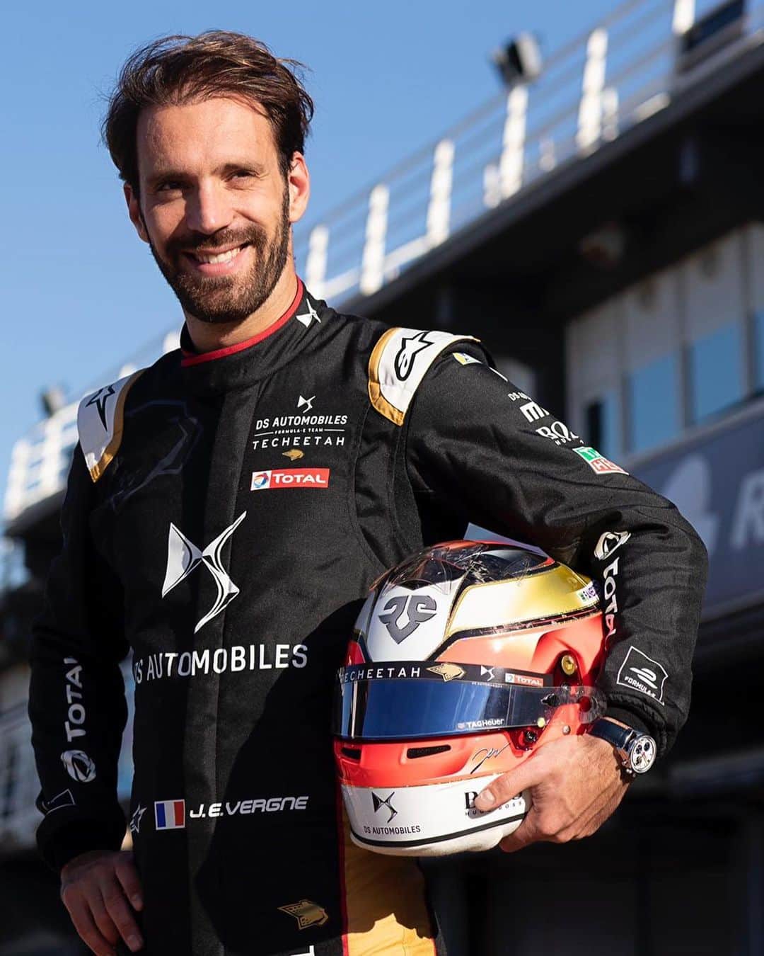 ジャン＝エリック・ベルニュのインスタグラム：「That’s a wrap, very happy with the work done by the team and feeling much better than last year. And this car looks 😍  Voilà les essais terminés, très content du travail effectué par l’équipe, et je me sens beaucoup mieux au volant que l’an dernier! Et que dire de cette voiture ... 😍 Next stop: Santiago!」