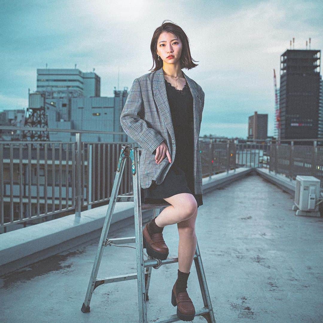 横道侑里のインスタグラム：「脚立の慣れてなさ…笑笑 あと個人的に手が気になる☹️」