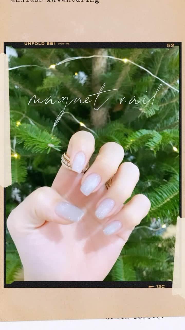 のインスタグラム：「✔︎ magnet nail🪞☁️🖇 新しいネイル~☺︎ 12/1-1/31までの期間限定で¥7700で受けれる magnet  nail がめちゃくちゃ綺麗🥲🤍 1番最後のシーンに無加工入れておいたのでみてみて〜🥺 🏷 @fanfan_colorsnail  🦋私はファンちゃんにお願いしています🦋」