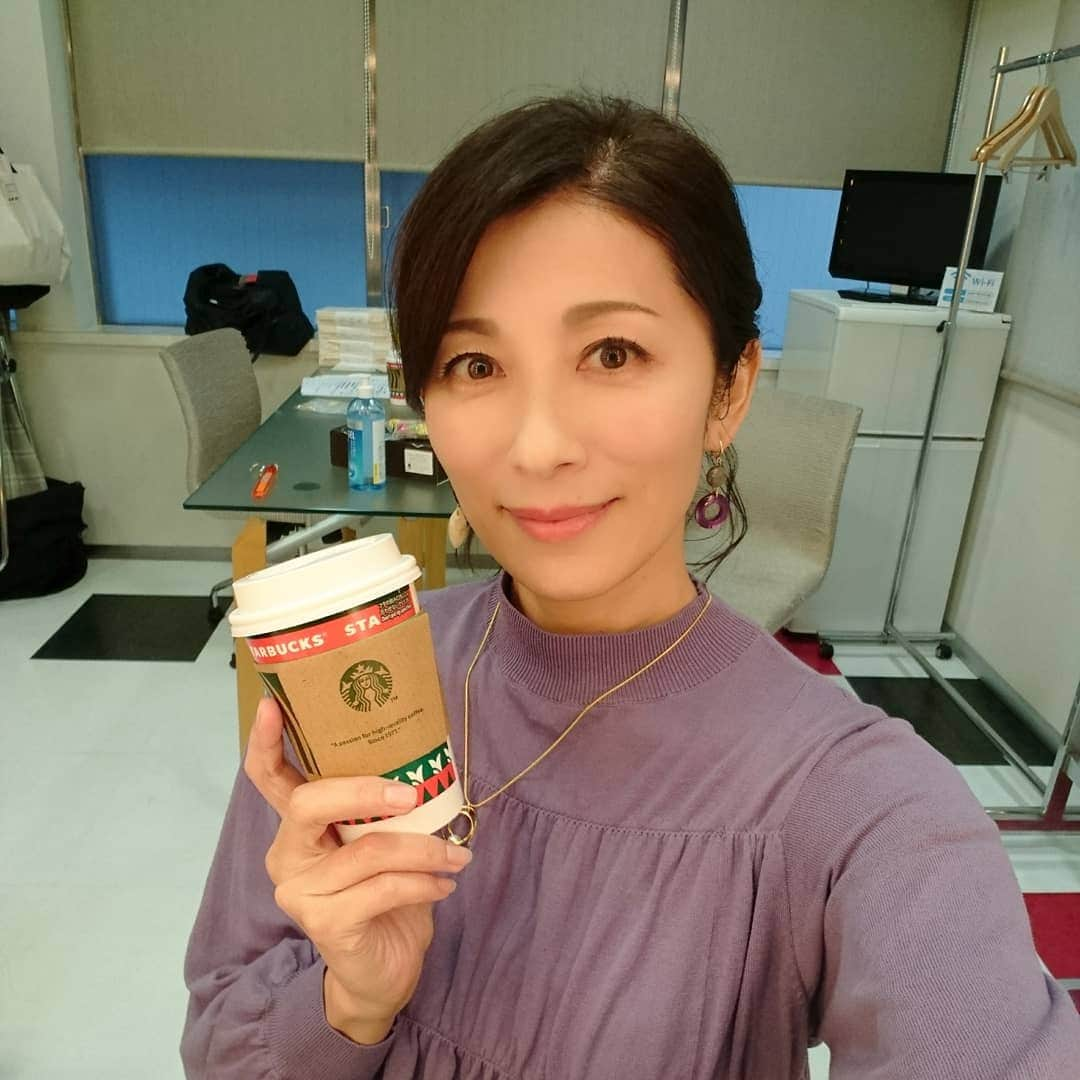 中田有紀さんのインスタグラム写真 - (中田有紀Instagram)「お仕事でした😊 マネージャーがスタバに行ってくれるというので、ホットソイココアをお願いしました☕ 冬はココアがいいですね～❣️ #収録 #素晴らしい明日 #楽屋にて #starbuckscoffee #ココア #カスタマイズ」12月2日 0時19分 - akinakada0508