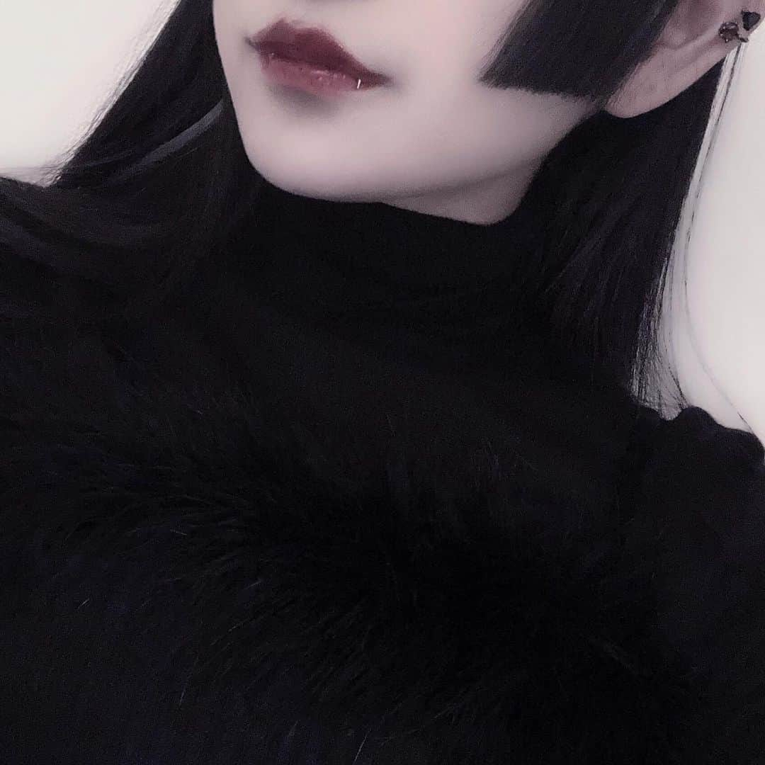 白雪姫乃さんのインスタグラム写真 - (白雪姫乃Instagram)「❤︎ Vampire ❤︎ . . . 一年半ぶりぐらいにスクランパーを開けたので記念に写真を残しておきます　本当はハロウィンあたりに載せようと思って開けたの　せっかくなので「ヴァンパイアリップ」と流行っていたリップも塗ったけどいつものリップの方が喰べてそうね🧛🏻‍♀️❤︎ #スクランパー」12月2日 0時20分 - heav_en_ly