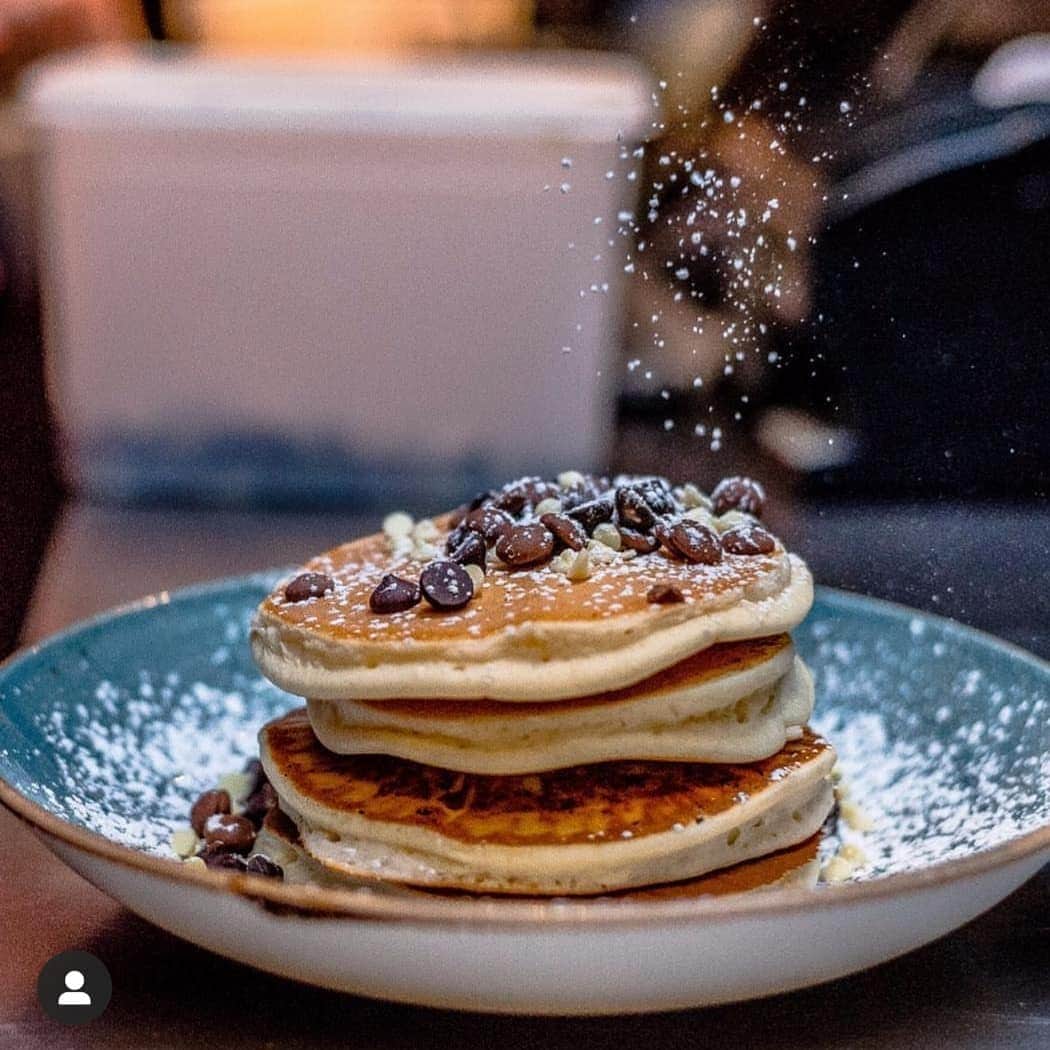 Kua 'Aina UKさんのインスタグラム写真 - (Kua 'Aina UKInstagram)「WE'RE BACK!!!!   We'll be back open tomorrow at 12 o'clock and we cannot wait to see you all 😁😁  What better to way to celebrate with some free dessert pancakes!?   FREE PANCAKES with every main meal when you show us this post, so you can satisfy those lockdown cravings 😋😋😋  See you there」12月2日 0時30分 - kuaainauk