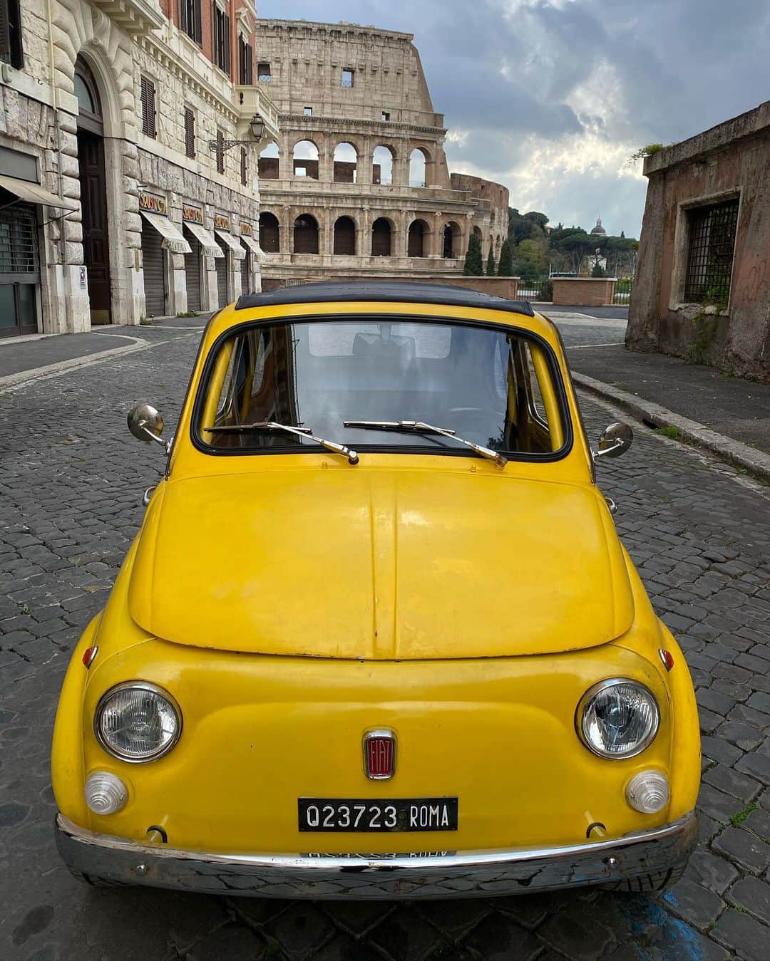 のインスタグラム：「A city so nice, we shot there twice.  Our fondest farewell to the magnificent, mischievous streets of Rome, where every cobblestone has a mind of its own.   As before, our sincerest thanks to Mayor Virginia Raggi, Deputy Mayor Luca Bergamo, the Polizia Municipale, Captain Silvano De Salvo, the Cinema Office, the Rome Fine Arts and, of course, the infinitely patient, incredibly gracious and ever-welcoming people of The Eternal City. Until we see you again (again).   Grazie mille, Italia. You showed us that anything is possible. Even in 2020.  London, we’ve missed you. Put a kettle on.   We’re coming home.  #MI7MI8」