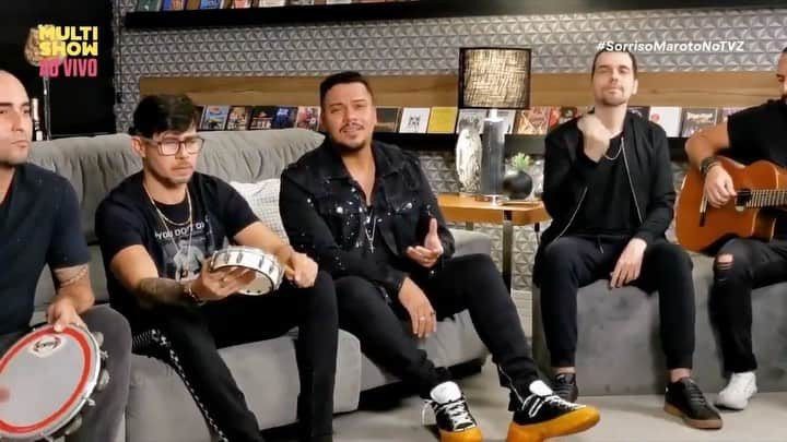 Sorriso Marotoのインスタグラム：「Muita música e conversa boa no TVZ de ontem! Dessa vez com essa amiga talentosa no comando, @lexa! Rolou até uma parceria em Sinais, quem assistiu?   Obrigado pelo convite e carinho! @multishow 🖤」