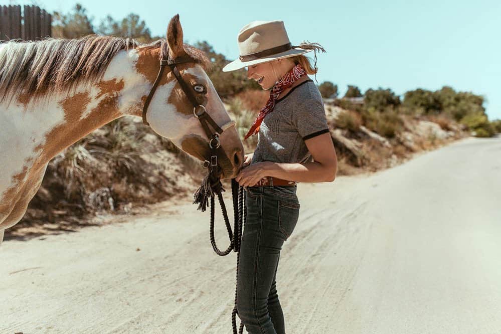 ベス・ベアーズのインスタグラム：「#givingtuesday rescuing a horse changed my life forever. Everyday I am grateful to Belle for rescuing ME. Here are some of my favorite horse rescues, including @blueappleranch who gave me Belle, for you to donate time or funds if you have the means!  @boochaces  @skydogsanctuary  @alittlerescue  @shadowhillsridingclub  @equusfoundation  @thelittlefarminojai  @goatsofanarchy  @returntofreedom   And so many more that I'm forgetting but that need your help!  📸: @tearintaren」