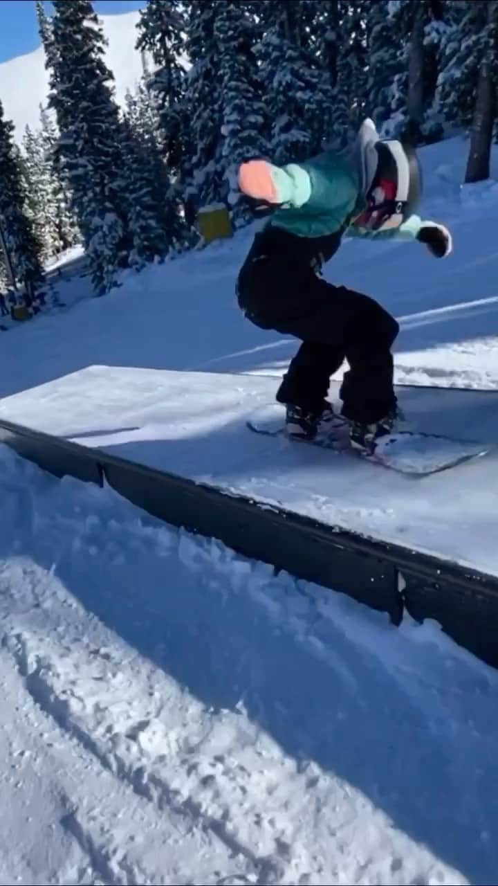 アナログクロージングのインスタグラム：「@pzsparkle warming up for winter ❄️  #Burton #Snowboarding」