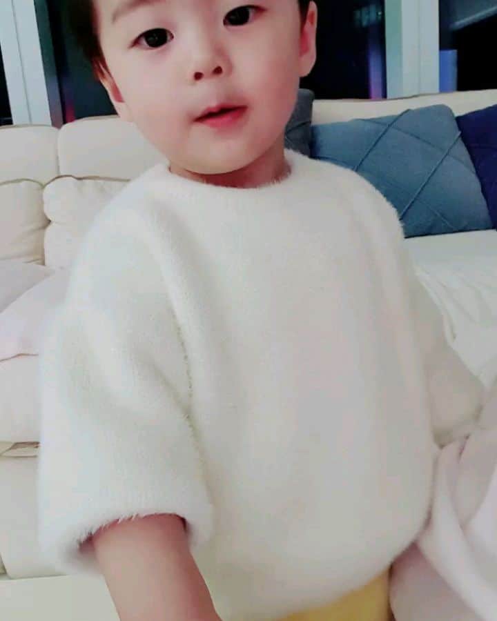 ミン・ヨンウォンのインスタグラム：「"과자 빨리 빼~!" 요즘 대화가 되는 우리 ㅋㅋㅋ 이런 재미로 육아하나봄 #핵졸귀 #귀욤뽀짝 #엄마녹는다 🤣🤣🥰🥰 . 진짜 너가 말하는거 깜짝깜짝 . #발달기록 요즘 자주 하는 말ㅡ 타요 보여주세요.엄마 주차, 아빠 주차, 엄마 운전, ** 어디있나~~?, ** 찾았다~~, 불 켜 주세요, 빼요,제자리,핸폰 충전, ** 아야야 (아프다고) , 바퀴, 반찬, 바지, 양말 ,신발 엄마 아~~~, 빵빵 많~아, 베터리 없어, 엄마 티비 안나와, 우유 안나와, 물 안나와,엄마 이쪽 앉아요,크다,작다, 누나,아져씨,할머니, 할아버지 멋져요. 등등등 . 영어 ㅡ굳모닝,굳나잍, 피싱, 노노노 피쉬,터들,바나나,워시, 레드, 옐로우,블루,에그 . 행동ㅡ 두살, 다섯, 예뻐요, 멋져요 ,짠,하이파이브, 손키스 등등 . 특별한 행동 ㅡ  1.내가 화장실 가면  변기 덮게를 꼭 자기가 열어줌. 만약 내가 올리면 오열함 ㅋ 그게 그렇게 슬플까..? 2. 뭔가 먹여주려고  엄마 아~~ 하고 입에 넣다가 쏙 빼서 자기입으로 넣고 막 웃음*.* ㅋ~~ 대박 충격먹음. 누구한테 배웠지? (넌 유머를 아는 아기같아 민서야.) 3.엄마 커피 먹여주기. 4.핸드폰, 가방 꼭 찾아서 챙겨주기. 다른 사람이 들으면 화냄 ㅎㅎㅎ 5. 모든 계산은 민서가. (민서야.. 21세기는 엔빵의 시대야..) 6. 타요 빠이빠이~~ 하고 TV나 핸폰 스스로 끄기 ㅡ진짜 신기해.. 아기가 절제하는거...한참 잼있게 볼때도 티비끄라고  해도 끄고 알어서도 끄고..  . . 너가 성장하는거 다다다 기억하고 싶어. 엄마의 마음💖💖💖 <민서 선생님들께  진심으로  감사드립니다.영상보면 민서가 얼마나 선생님들을 좋아하는지가 느껴지네요💜💙💚❤💜> #20갤아기 #유머가있는아기 #baby #family #푸드파이터#먹방요정  #사랑해  #육아일기 #신혼일기 #육아맘 #육아소통 #일상 #소통 #맞팔 #데일리 #황금돼지띠아들 #오오티디  #베이비스타그램  #babyboy」