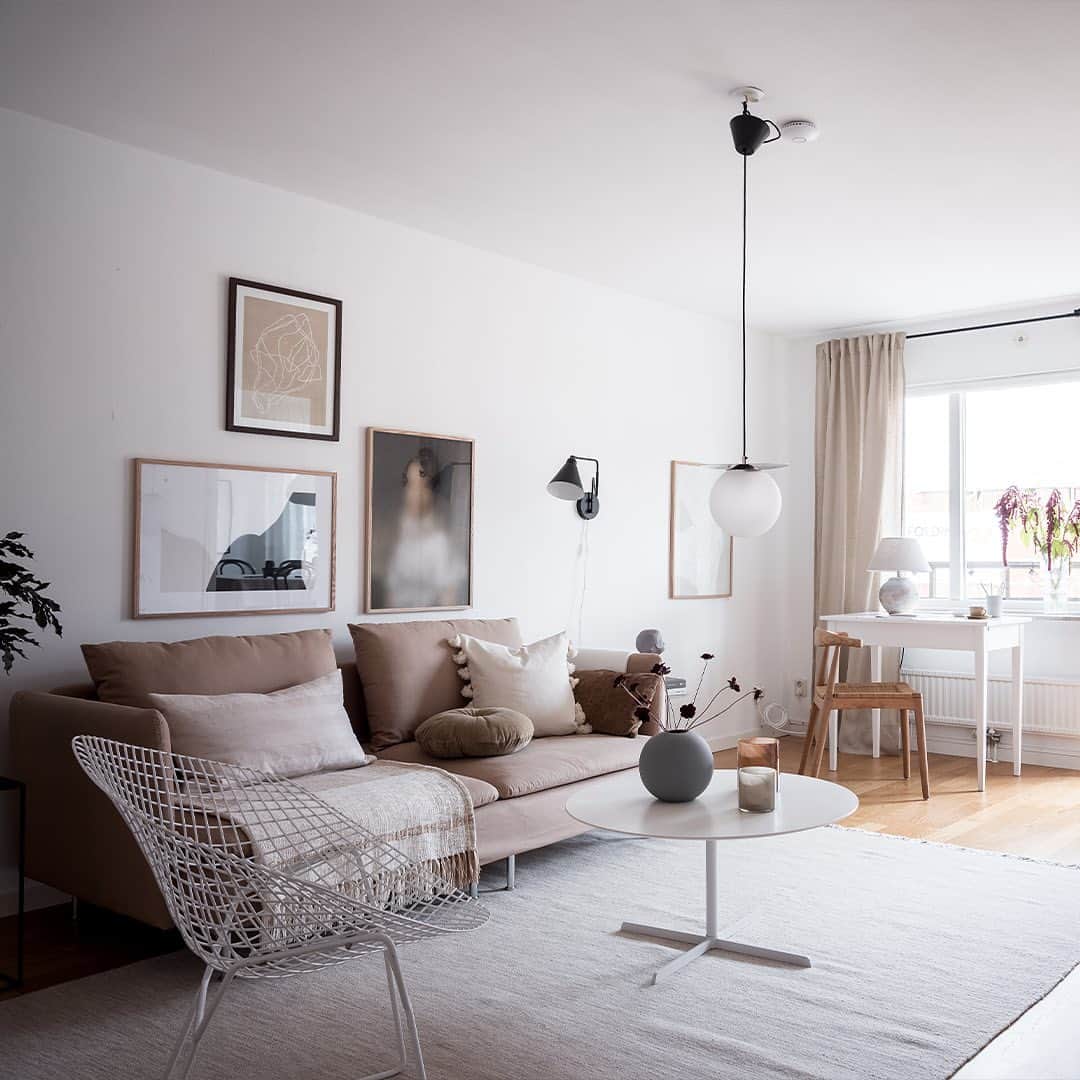 Bjurforsのインスタグラム：「Ljuset flödar in i denna pärla i hjärtat av Linné 💭. Nordenskiöldsgatan 23. Foto: @fotografalencordic Styling: @bon.interior . . . . #bjurfors_goteborg #mäklareidaalmgren #linne #inredning #vardagsrum #livingroom #carpet #scandinaviandesign #tavelvägg #homestyling」