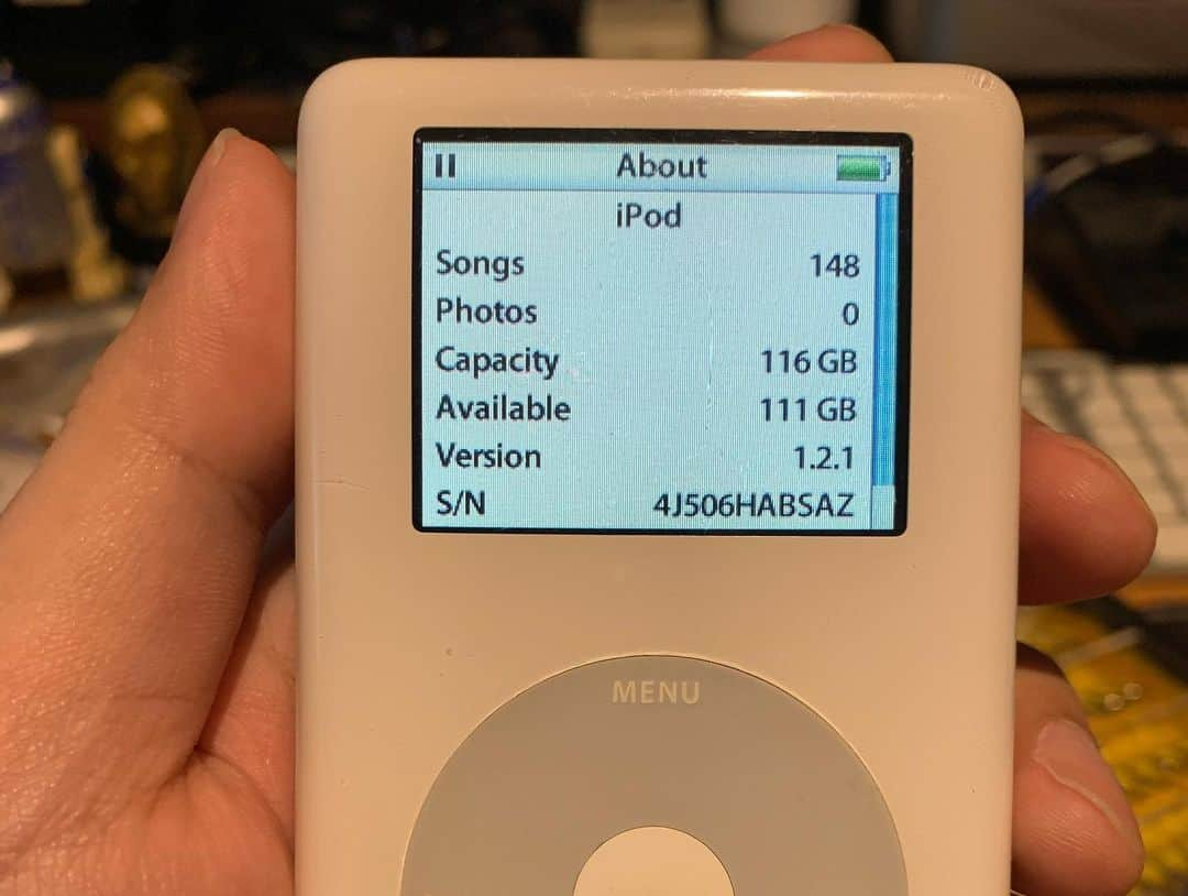 佐々木良さんのインスタグラム写真 - (佐々木良Instagram)「HDDが壊れて10年くらい文鎮化していた懐かしのiPod Photo 60GB（2004年製第四世代）。なんとカラー液晶で写真が観れるすごいヤツ！ ストレージをSD化できるという記事を見つけてやってみた。重さは半分以下に、容量は倍に、ついでにバッテリーも交換してバッチリ蘇ったのだがさてこれと言った使い道はない。休みの日のプラモ的な。 中のパーツ交換はいとも簡単に出来たんだけど、ケースを開けるのがとにかく力づくしか方法がない。頼れるのはパワーと傷を付ける覚悟と勇気。下手すると怪我するので注意。 Mac MiniとMBPのSSD交換もしました。（こちらは実用化する為の作業）分解楽しい。  #分解 #iPodPhoto」12月2日 0時34分 - ryosasaki