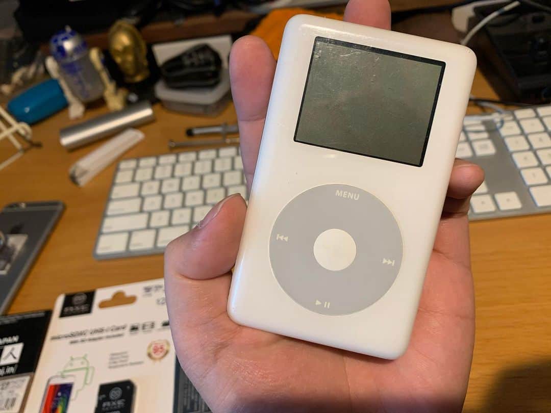 佐々木良のインスタグラム：「HDDが壊れて10年くらい文鎮化していた懐かしのiPod Photo 60GB（2004年製第四世代）。なんとカラー液晶で写真が観れるすごいヤツ！ ストレージをSD化できるという記事を見つけてやってみた。重さは半分以下に、容量は倍に、ついでにバッテリーも交換してバッチリ蘇ったのだがさてこれと言った使い道はない。休みの日のプラモ的な。 中のパーツ交換はいとも簡単に出来たんだけど、ケースを開けるのがとにかく力づくしか方法がない。頼れるのはパワーと傷を付ける覚悟と勇気。下手すると怪我するので注意。 Mac MiniとMBPのSSD交換もしました。（こちらは実用化する為の作業）分解楽しい。  #分解 #iPodPhoto」