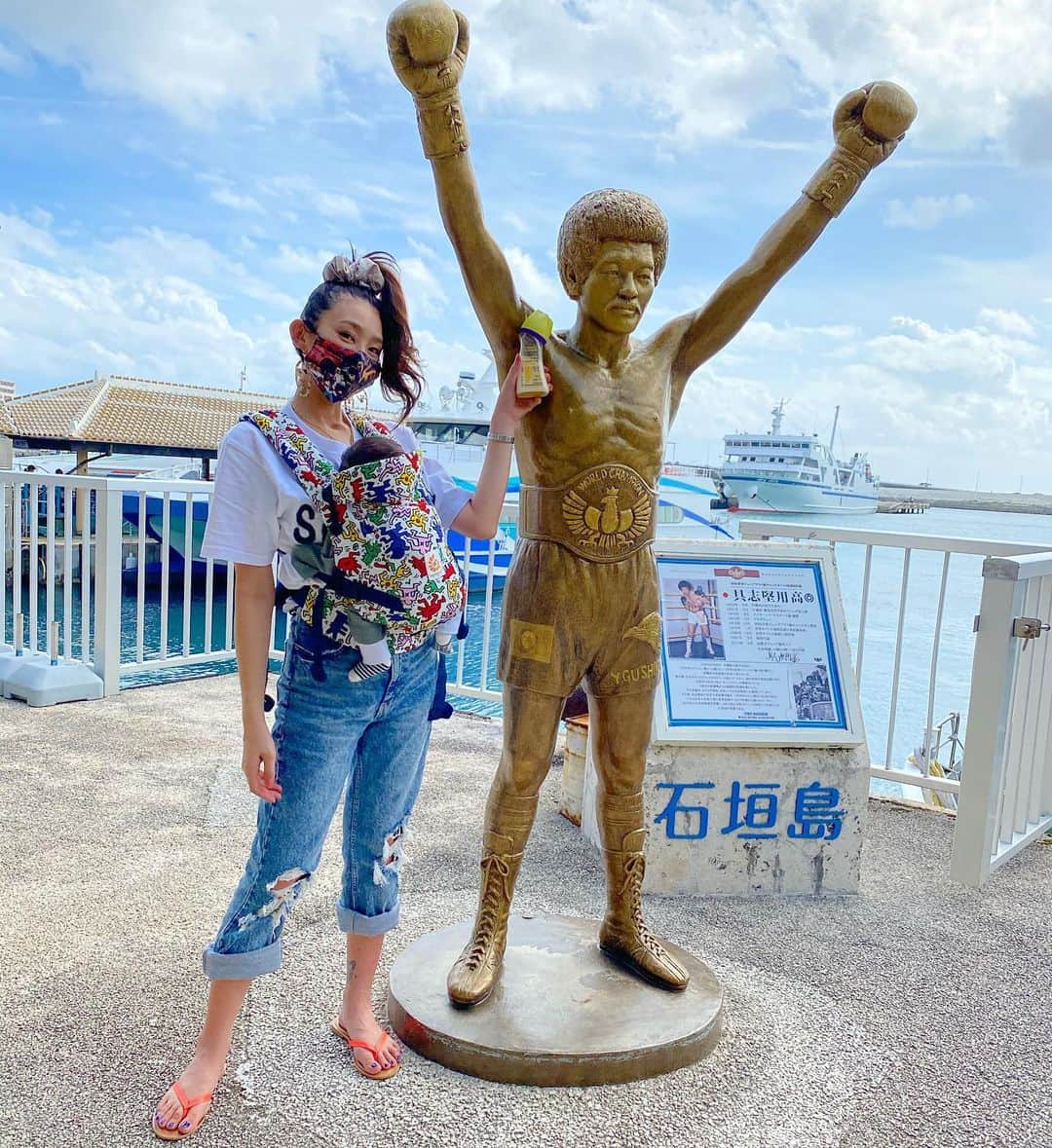 DJ JUICYのインスタグラム：「ZENくん👶💙 生後74日！水牛デビュー😂🐃 in 竹富島🌺  あと、飛行機と自転車もデビューしました✈ あ、自転車はデビューって言わないか？！🚲😜笑  一回も、泣かずに お利口さんにして空を見上げたり、不思議そうに見てた⤴️🤩✨  牛さんや、お馬さんも、じーっと見てたね🥰  プードルのマロンちゃんしか🐩まだ見てなかったもんね🥰  そして私は、、、 supremeのTシャツ！ヨダレまみれ😅💦  こんな長時間抱っこ紐使った事なかったから...💦　  こぅゆぅ事になるんですね😅  みなさんヨダレ対策は、どうしていますか？？👀教えて下さい🙏💕  #赤ちゃんのいる生活  #新米ママ  #ママコーデ #息子#生後2ヶ月 #飛行機デビュー #水牛#竹富島#石垣島#沖縄#具志堅#gotoトラベル #baby#babyboy」