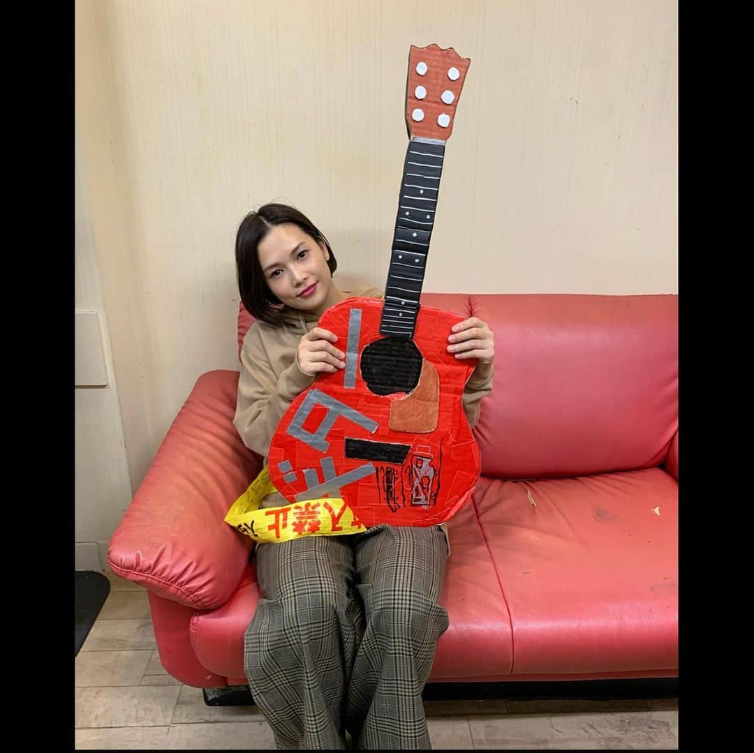yuiさんのインスタグラム写真 - (yuiInstagram)「追加写真📷✨ ライブっていいよね💡新しい相棒のギター🎸くんと新しい武器を手に入れた私を撮ってくれる優しいミゾベさん🙏 ライブ前の写真がもう感傷的。笑 ギターくんも無事でした。ライブ後ごめんねしました🎸 ． ． Additional photos ✨✨ It's nice to have live music 💡Gentle Mizobe takes a picture of me with my new buddy 🎸guitar 🎸-kun and my new weapon 🙏 Pre-live photos are already sentimental. LOL!」12月2日 0時36分 - yui_flower_flower