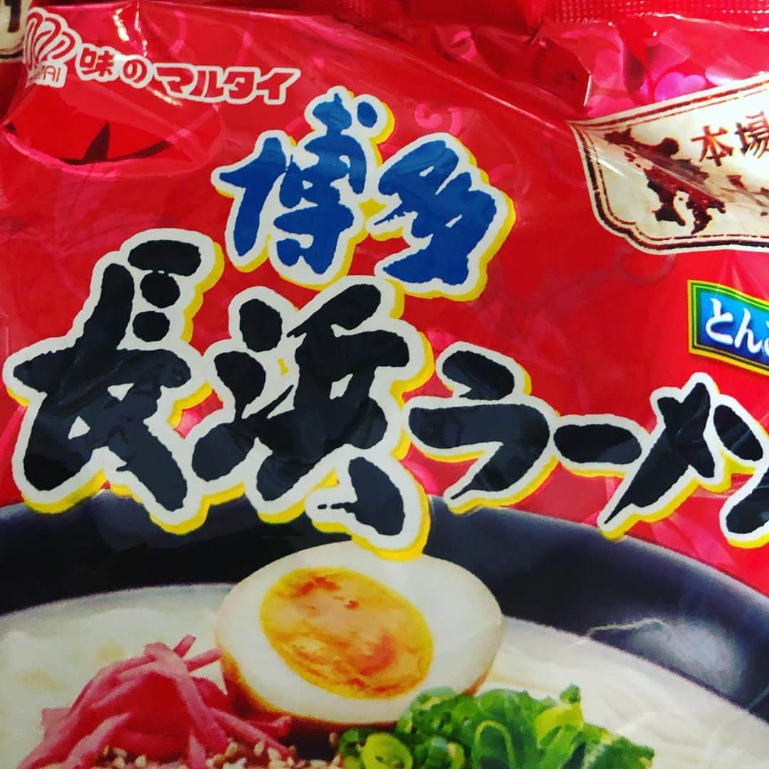SHEILAのインスタグラム：「ハニー大好き❤ 福岡は彼の地元。 作ってもらいたいな〜。 博多は仕事でしか行ったことがない。 彼の両親も姉もイイ人❤️ 彼は大事に育てられているのが分かる。 もう15年以上は一緒にいる。 嬉しいな❤️ ありがとう❤️ 私は基本自由人。 こんなに家から出ないのも初だよね❗️ 料理しなきゃ💦」