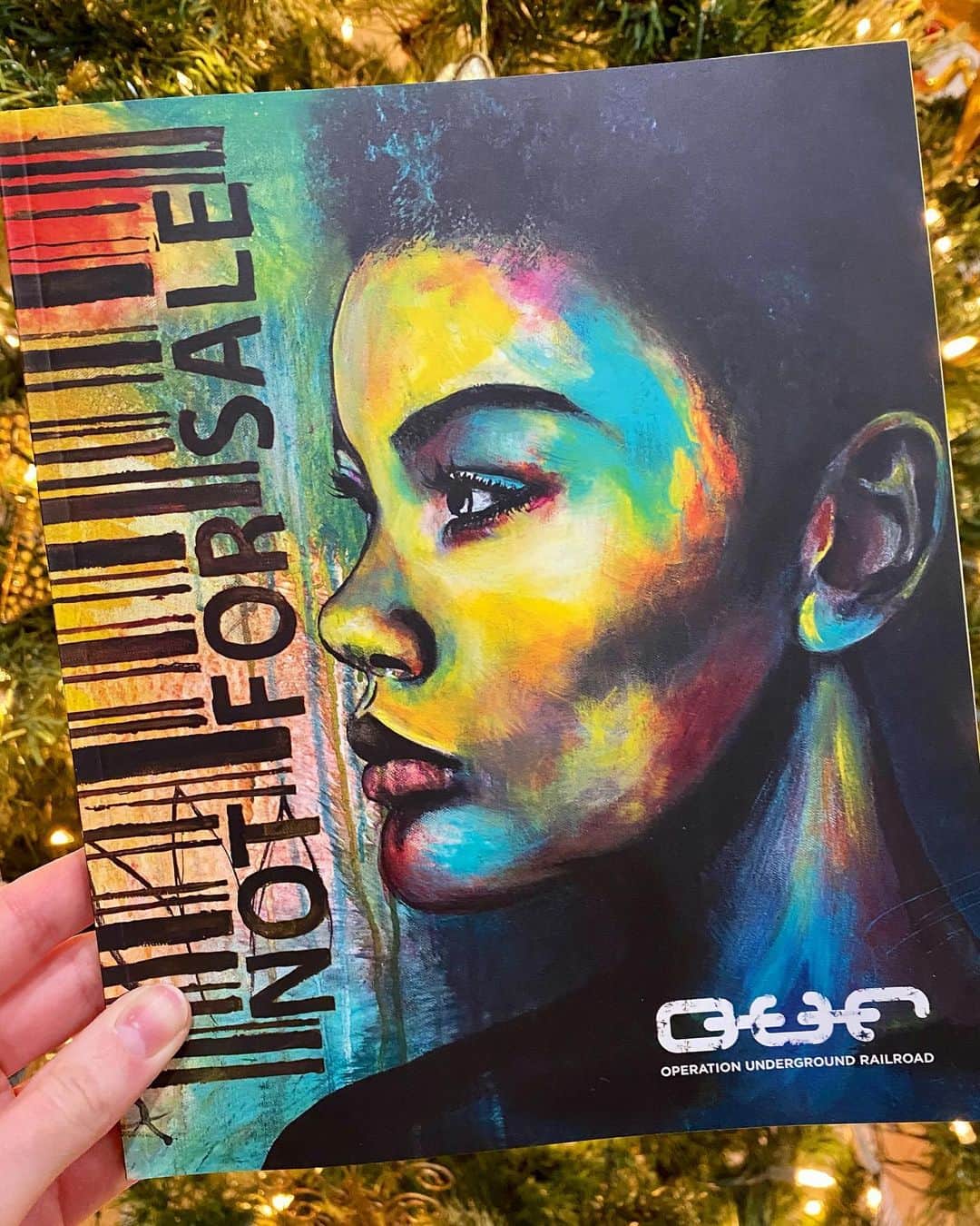 スペンサー・ロックのインスタグラム：「Hi! Happy Giving Tuesday. 🤍🤍 I’m holding a book full of inspiring stories, artwork and poetry by courageous children who are survivors of sex trafficking. As I read the stories of resilience from children as young as 7, and how they have processed their experiences through art.. I’m left rattled, angry, and so thankful and organization such as @ourrescue exists. Have you heard of it? They fight to end child sex trafficking AROUND THE WORLD. From 2013-2020 @ourrescue has helped rescue more than... ready for this: 4,400 survivors. Critical to their mission: aftercare. Providing a safe place for children to heal as they embark on their life of freedom is crucial to set them up for success!! Operation Underground Railroad is with them EVERY step of the way to truly give them the life every child deserves.. today, you can help. Your donation / purchase of this book (only available for the next 24 hours!!) can provide transportation to therapy, prenatal care, even a first meal for a survivor right after they are rescued. Children are #NOTFORSALE. Please see the link in my bio to learn more & get your copy! #notforsale #ourrescue #givingtuesday」