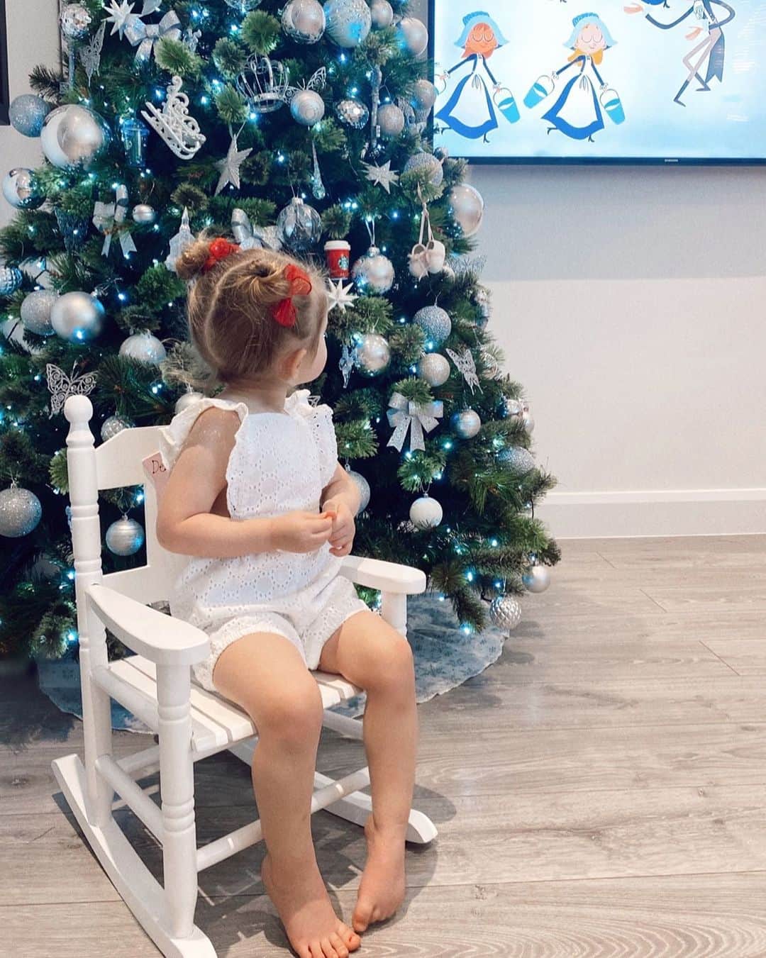 シェール・ロイドのインスタグラム：「It’s beginning to look a lot like Christmas 🎄 ✨」