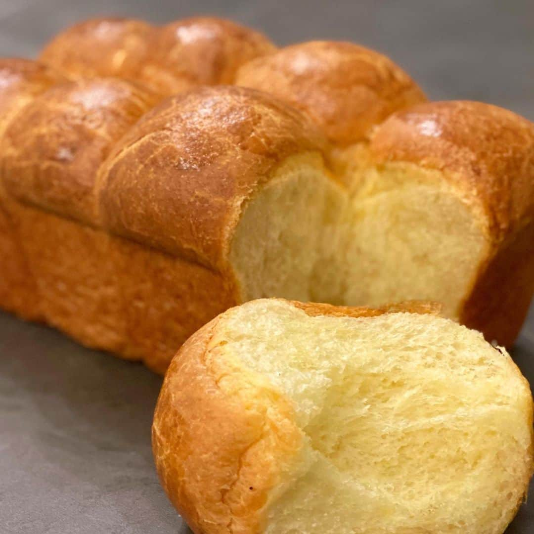 DOMINIQUE ANSEL BAKERYさんのインスタグラム写真 - (DOMINIQUE ANSEL BAKERYInstagram)「You can now gift a class on DominiqueAnselClasses.com (link in bio ⬆️). For beginner bakers wanting to take that next step, I’d recommend starting with the class on brioche. Brioche - that buttery soft bread - is a chameleon in the pastry world. One dough can become light-as-air donuts, cinnamon rolls, warm pull-apart dinner rolls, brioche a tete, and the leftovers turn into great bread pudding. I’m looking forward to walking you through this versatile dough to see what you bake up this holiday season.」12月2日 0時49分 - dominiqueansel