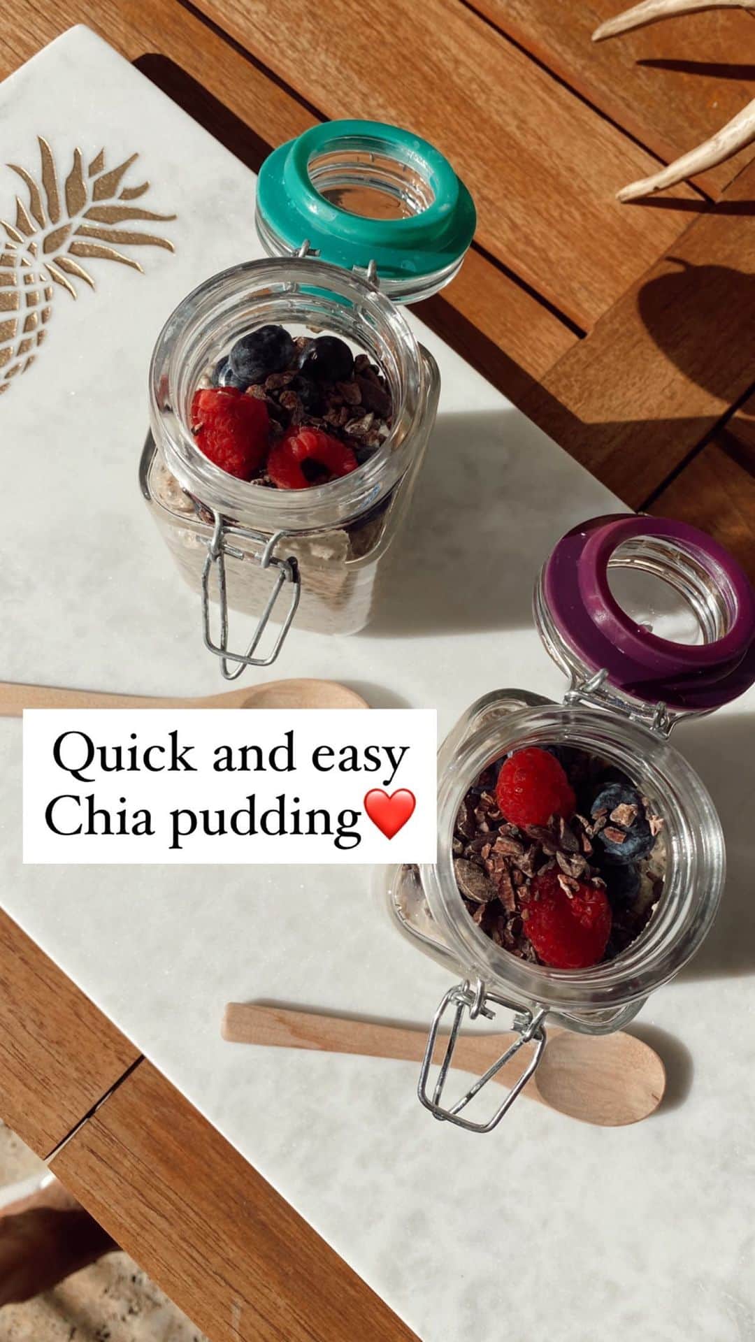 ヴィタ・シドルキナのインスタグラム：「I love quick and easy recipes! ❤️   So here is one of my favorite ones for breakfast!  This Chia seed-super food pudding is full of fiber, protein, Omega-3s and minerals. 🌱 I also love that you can serve it in a little jars and grab it at any time whenever you crave something sweet or maybe just don’t have time for breakfast. 🏃🏼‍♀️  🥣For this recipe you will need:   1 ½ cups water ¼ cup chia seeds 6 large dates ⅔ cup raw cashews (if you don’t have a high-powered blender, these will likely need to be soaked in water for 2 to 4 hours, then drained) ½ teaspoon ground cinnamon ½ teaspoon pure vanilla extract Pinch of sea salt Optional toppings🍓」