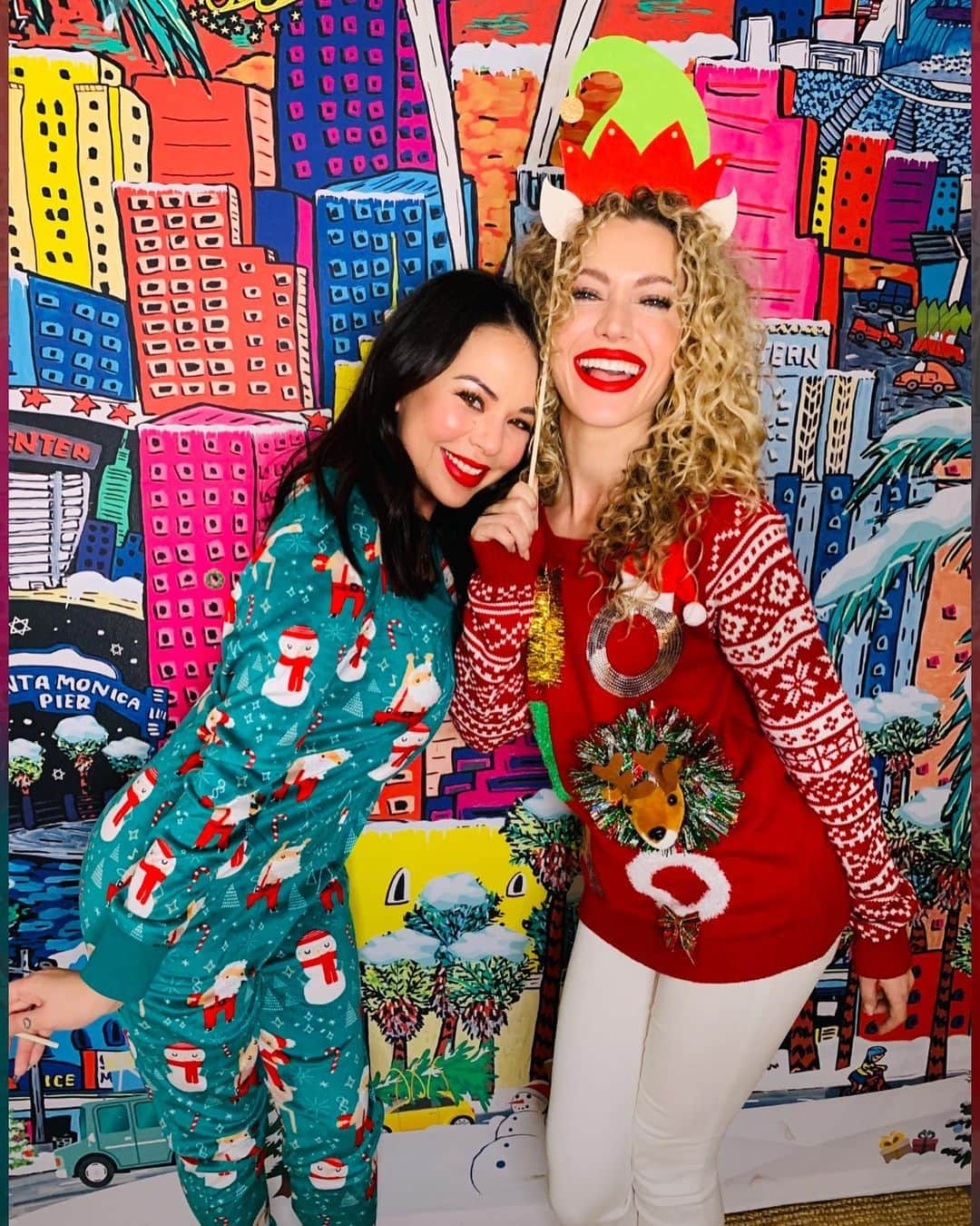 ジャネル・パリッシュさんのインスタグラム写真 - (ジャネル・パリッシュInstagram)「Happy December! One time, we rang in December with ugly Christmas sweaters and onesies. It was awesome. (If you know, you know) @imlindsaytaylor I miss your Christmas parties and being this close to your face #throwback」12月2日 0時53分 - janelparrish