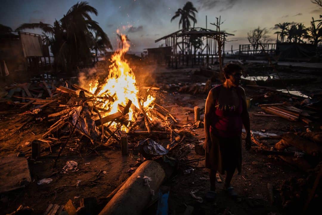 AFP通信さんのインスタグラム写真 - (AFP通信Instagram)「AFP Photo 📷 @intiocon - People burn debris from their homes in Bilwi, in the Northern Caribbean Autonomous Region, Nicaragua, on November 27, 2020, days after the passage of Hurricane Iota.⁣ .⁣ Hurricanes Eta and Iota, which hit Nicaragua on November 3 and 16 respectively, left at least 200 confirmed dead and as many missing as they smashed homes, uprooted trees and swamped roads during their destructive advance across several Central American countries.」12月2日 0時54分 - afpphoto
