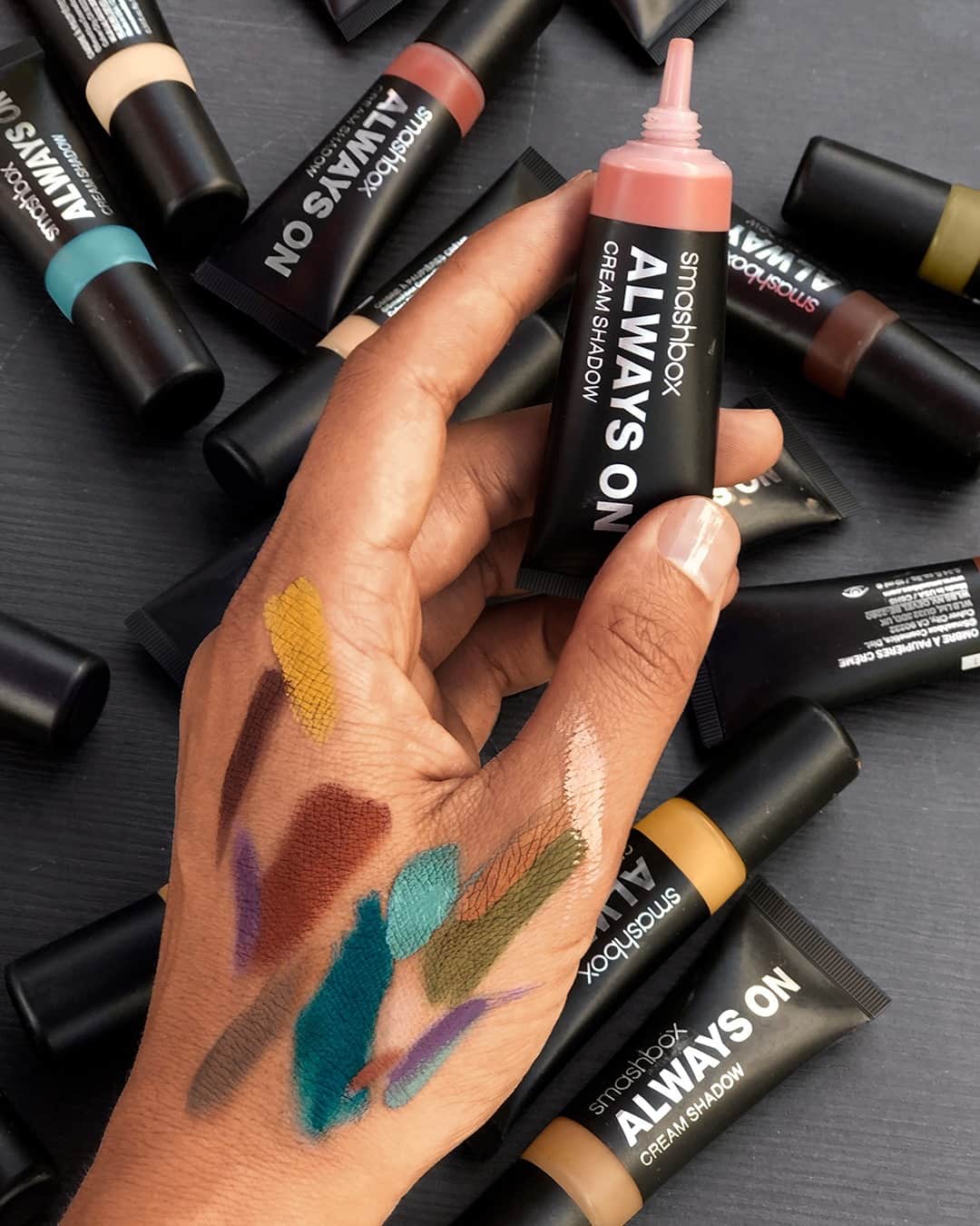 Smashboxのインスタグラム：「Sweet, sweet shadow swatches. Vibrant pigments infused with primer for 24 hour lasting power. *chefs kiss* 💎」