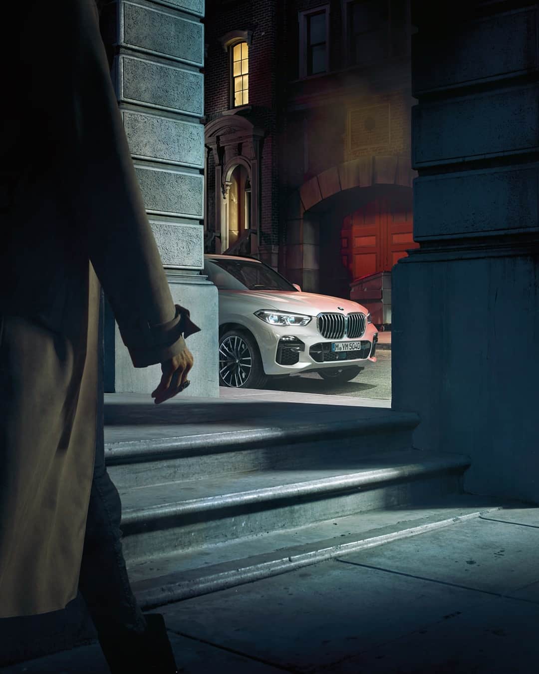 BMWのインスタグラム：「Turns the background into the foreground. The BMW X5. #TheX5 #BMW #X5」